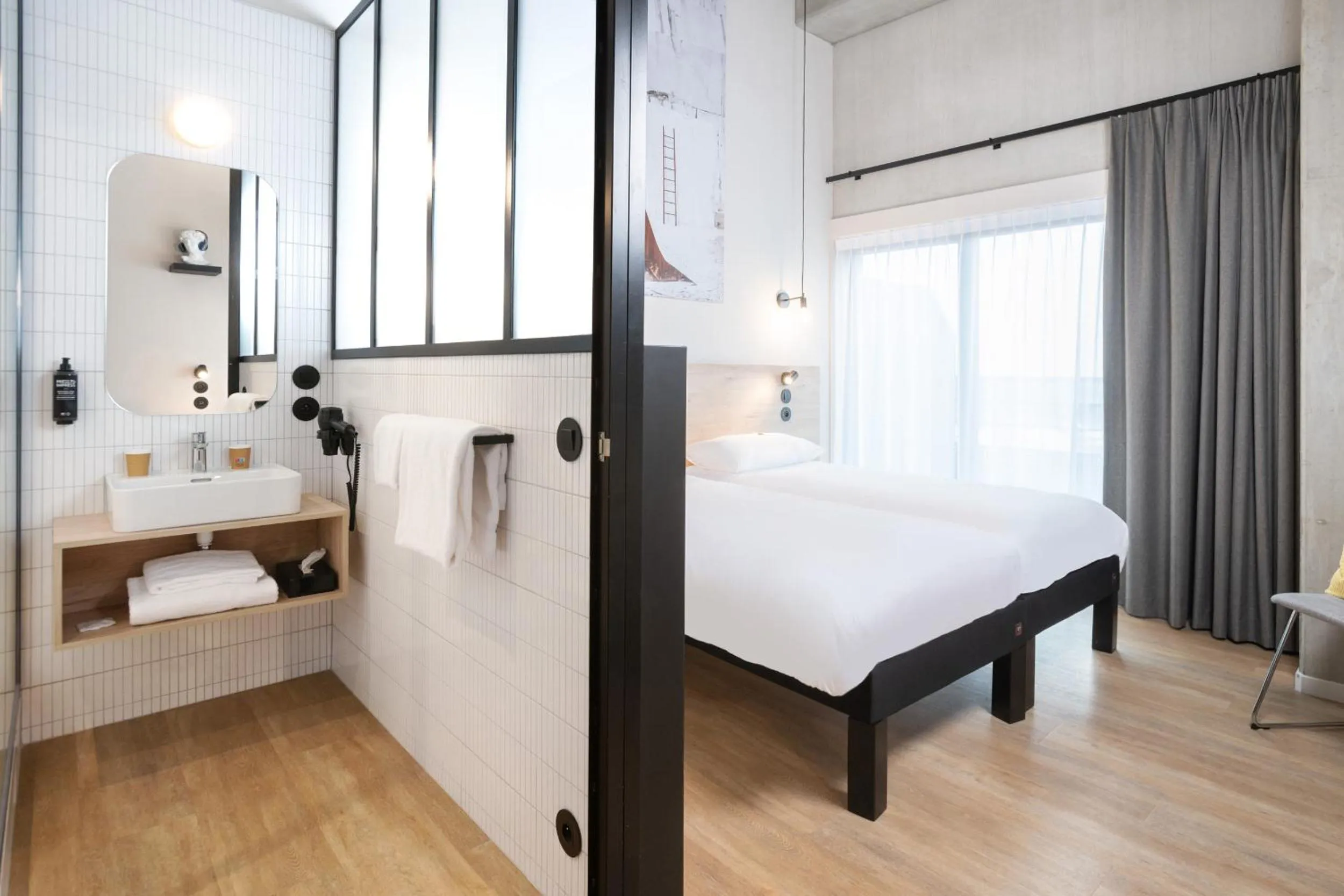 Photo of the whole room, Bed in ibis Styles Namur