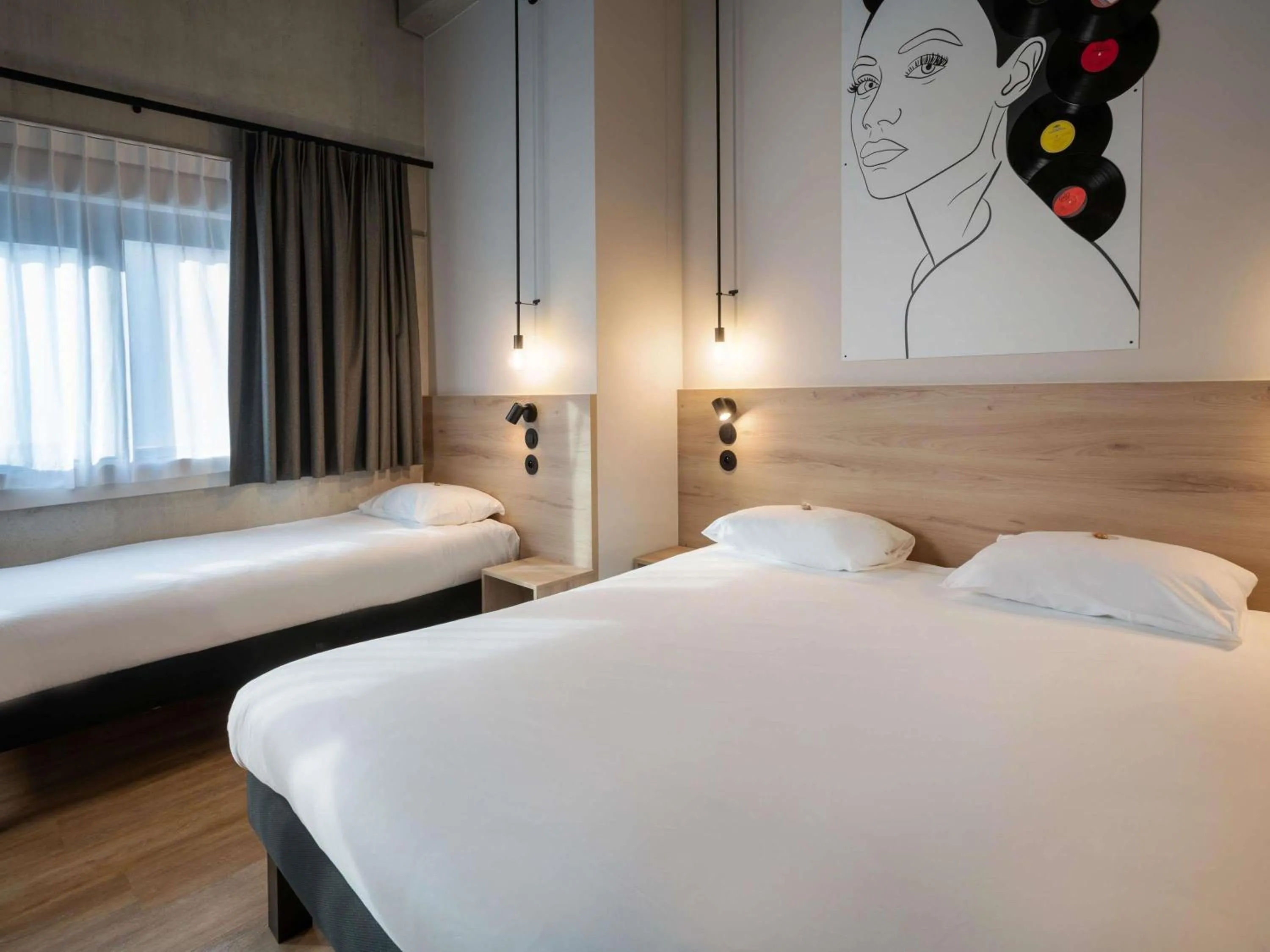 Bedroom, Bed in ibis Styles Namur