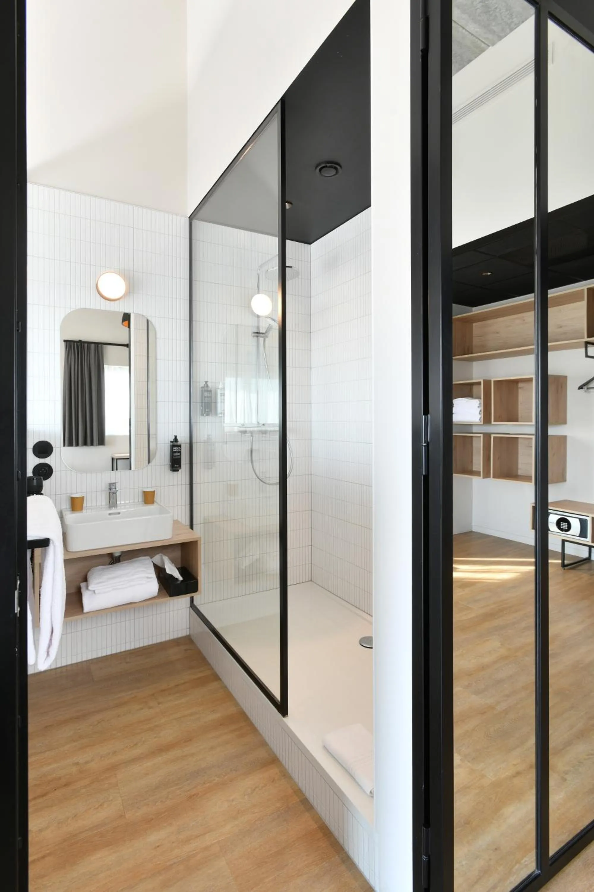 Bathroom, Bed in ibis Styles Namur