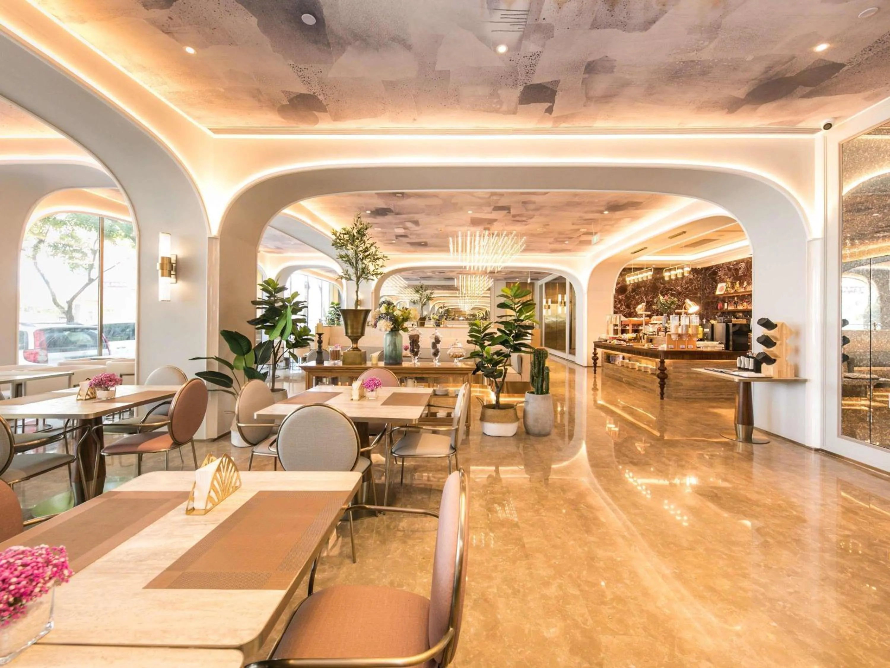 Restaurant/places to eat in Mercure Xian City Centre