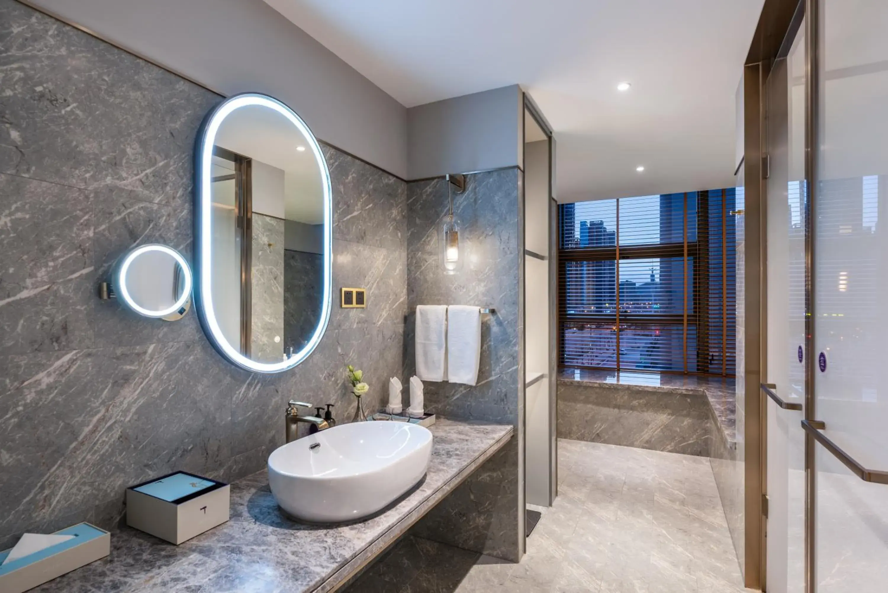 Superior King Room - single occupancy in Mercure Yan'an Downtown Superior King Room - single occupancy in Mercure Yan'an Downtown