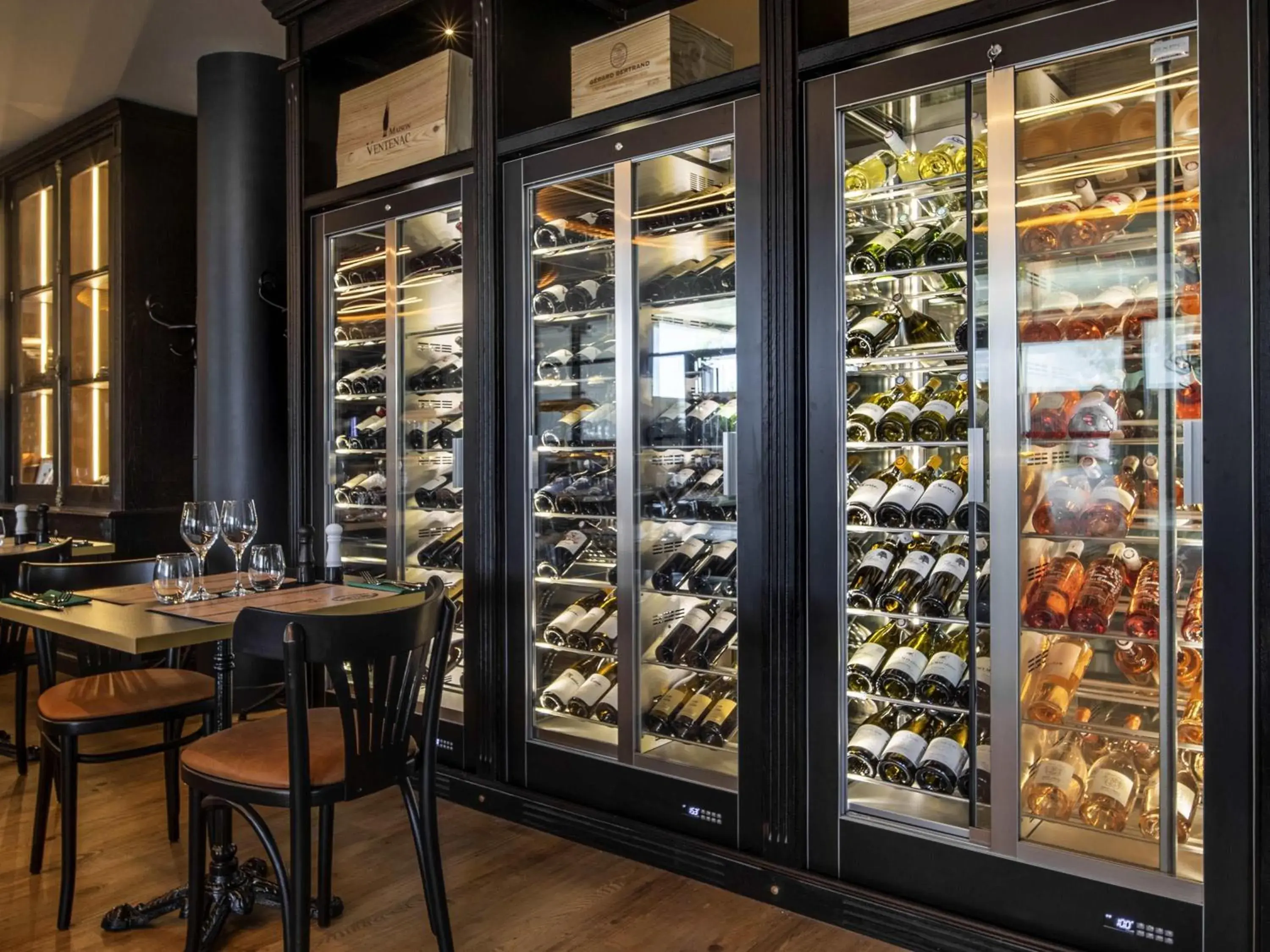 Lounge or bar in ibis Styles Castelnaudary Lounge or bar in ibis Styles Castelnaudary