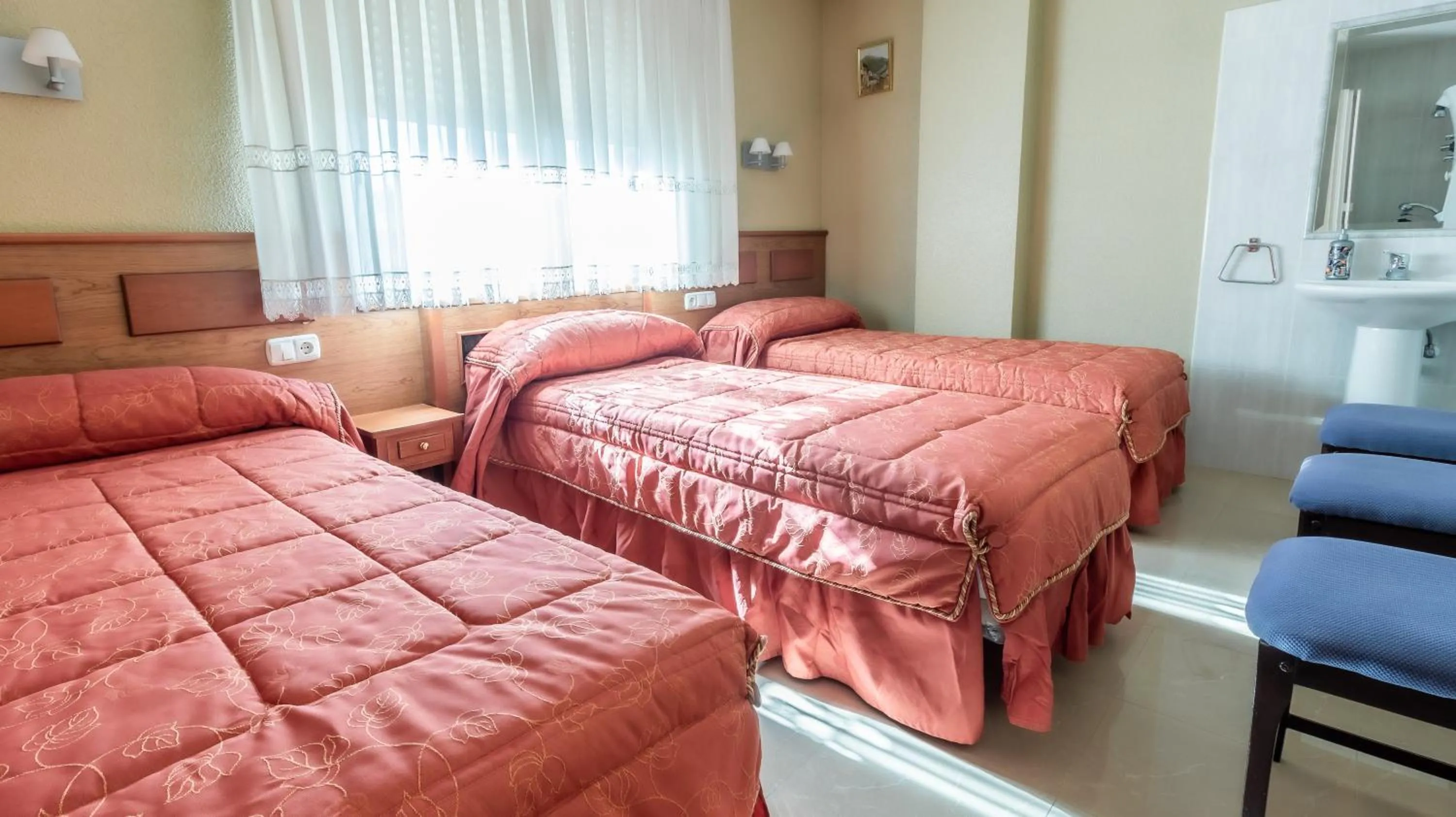 Photo of the whole room, Bed in Pensión Isabel by Vivere Stays