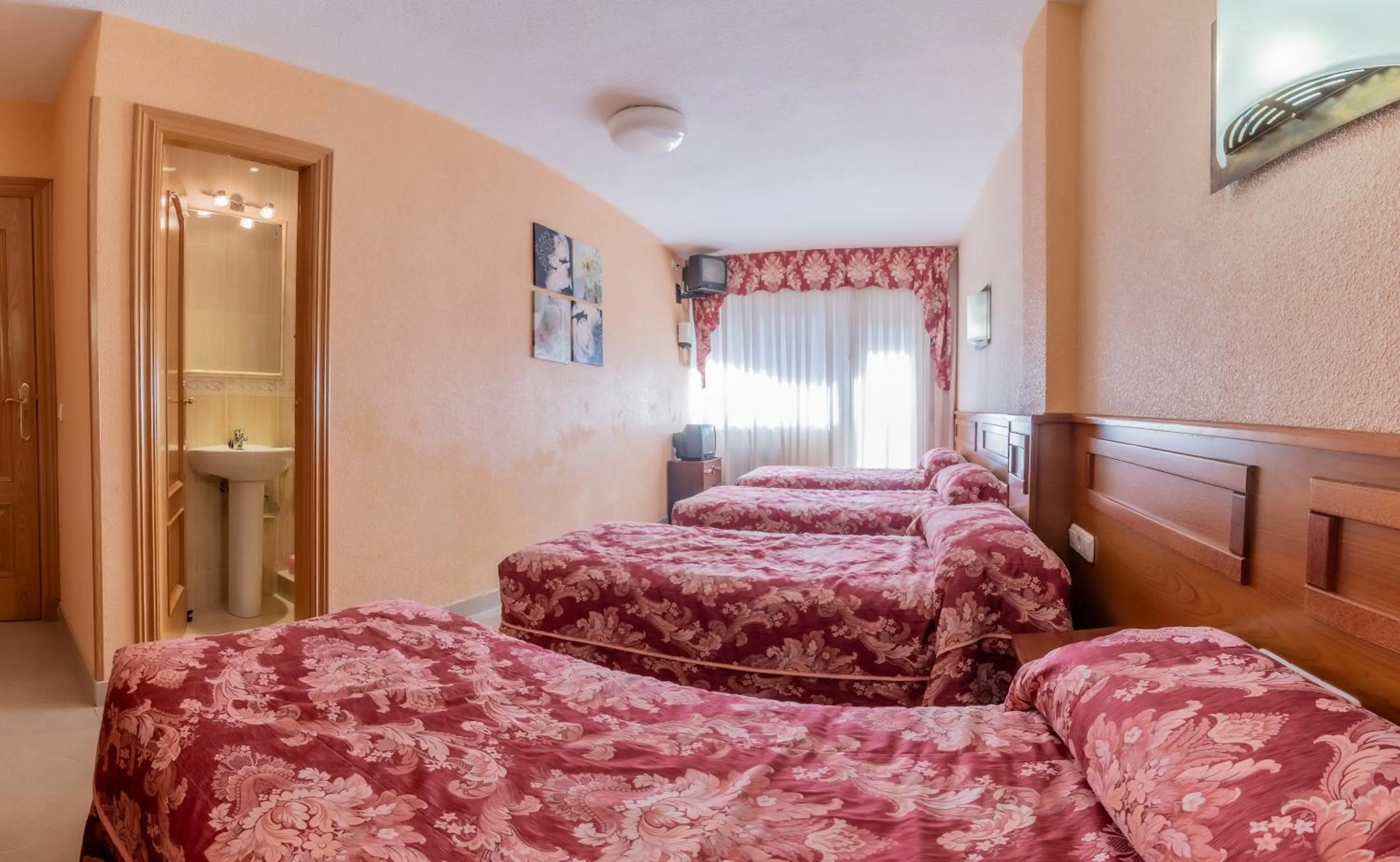 Photo of the whole room, Bed in Pensión Isabel by Vivere Stays