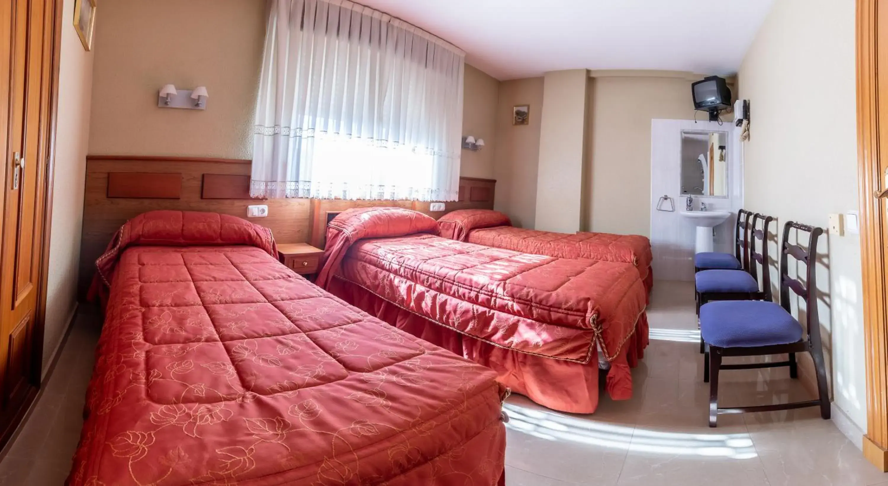 Triple Room with Shared Bathroom in Pensión Isabel by Vivere Stays Triple Room with Shared Bathroom in Pensión Isabel by Vivere Stays