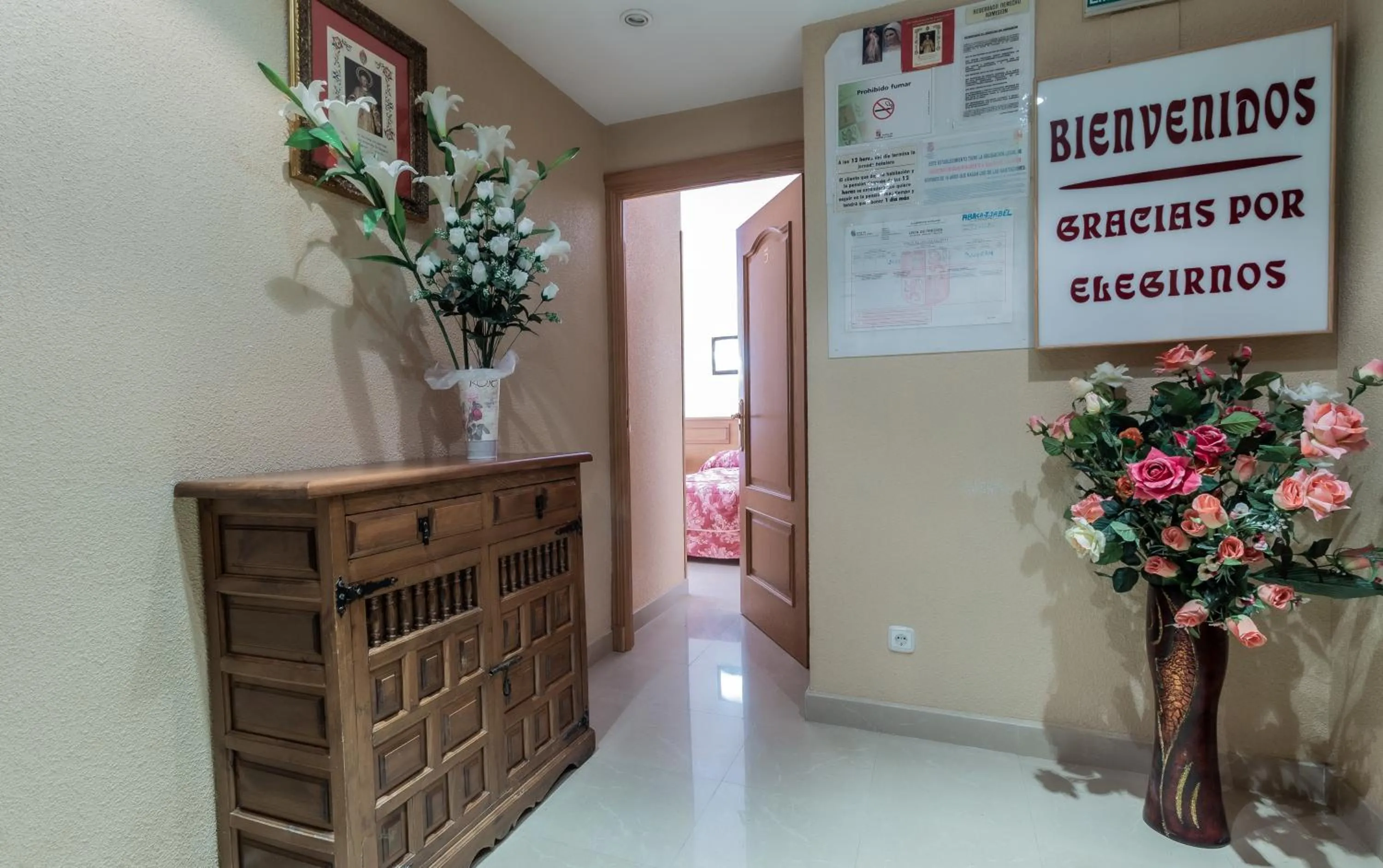 Lobby or reception in Pensión Isabel by Vivere Stays