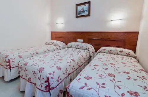 Twin Room with Shared Bathroom in Pensión Isabel by Vivere Stays Twin Room with Shared Bathroom in Pensión Isabel by Vivere Stays