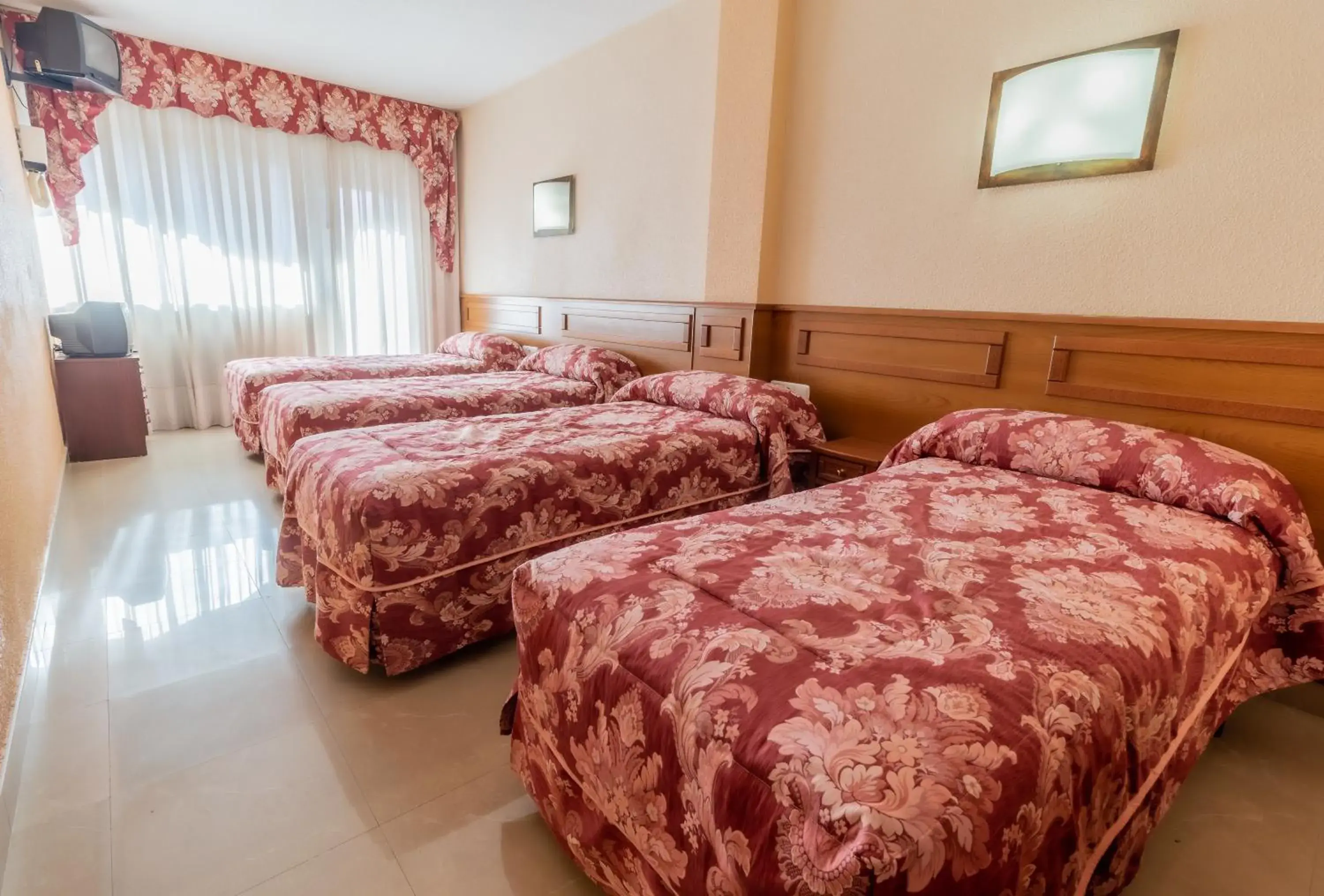 Triple Room with Private Bathroom in Pensión Isabel by Vivere Stays Triple Room with Private Bathroom in Pensión Isabel by Vivere Stays