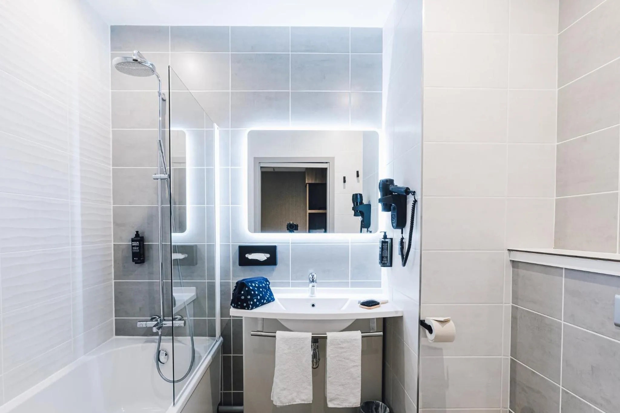 Bathroom in ibis Styles Contres-Cheverny