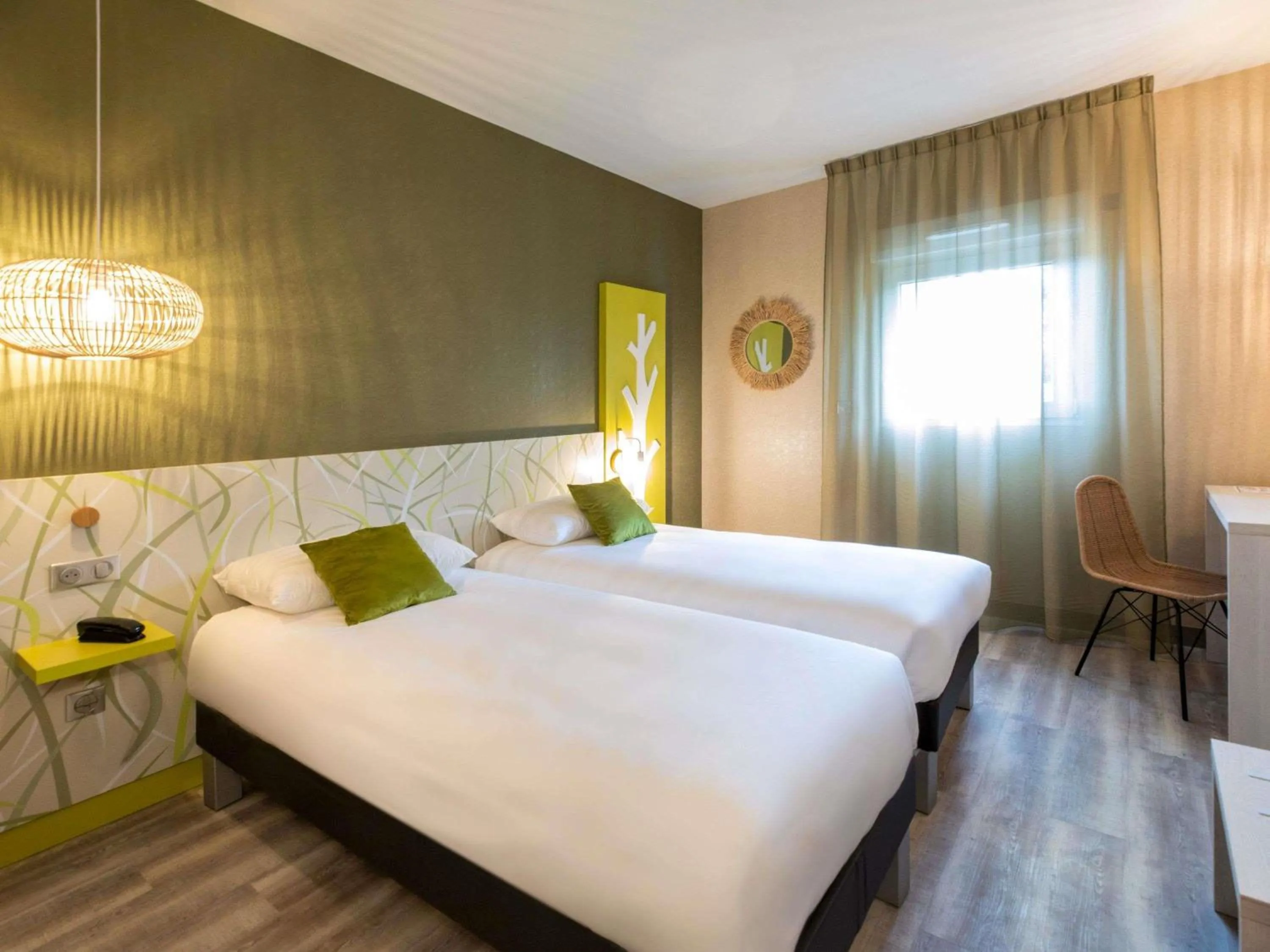 Bedroom, Bed in ibis Styles Contres-Cheverny