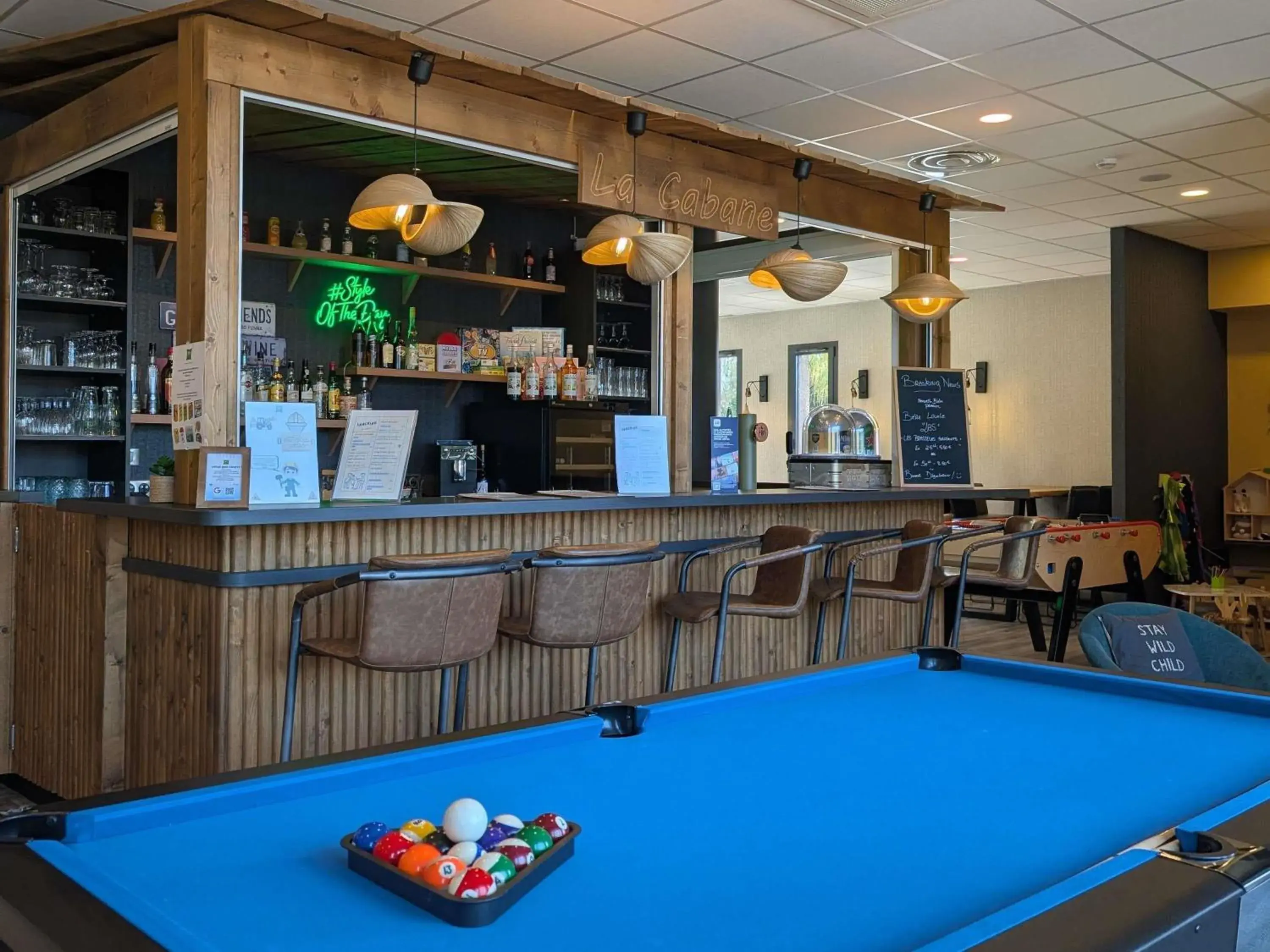 Lounge or bar in ibis Styles Contres-Cheverny Lounge or bar in ibis Styles Contres-Cheverny