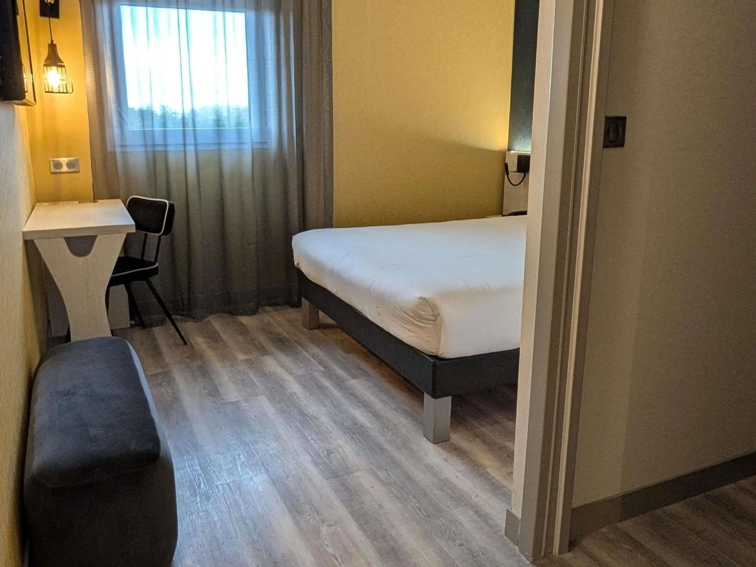 Bedroom, Bed in ibis Styles Contres-Cheverny