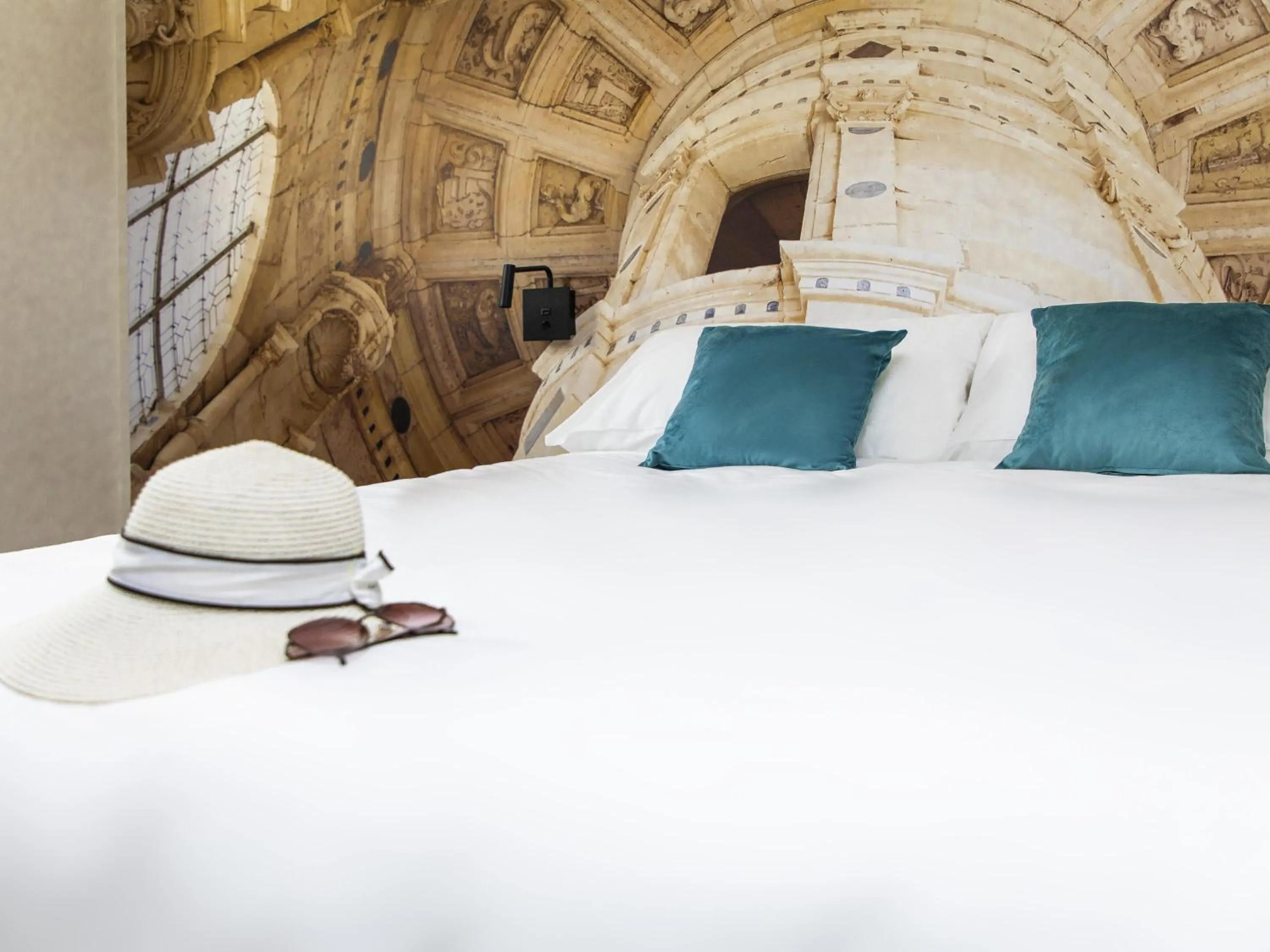 Bedroom, Bed in ibis Styles Contres-Cheverny