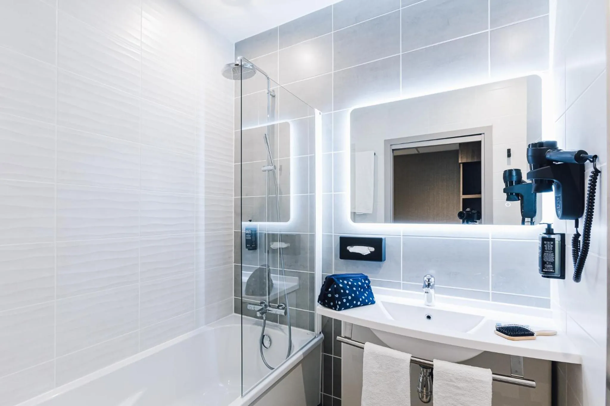 Bathroom in ibis Styles Contres-Cheverny