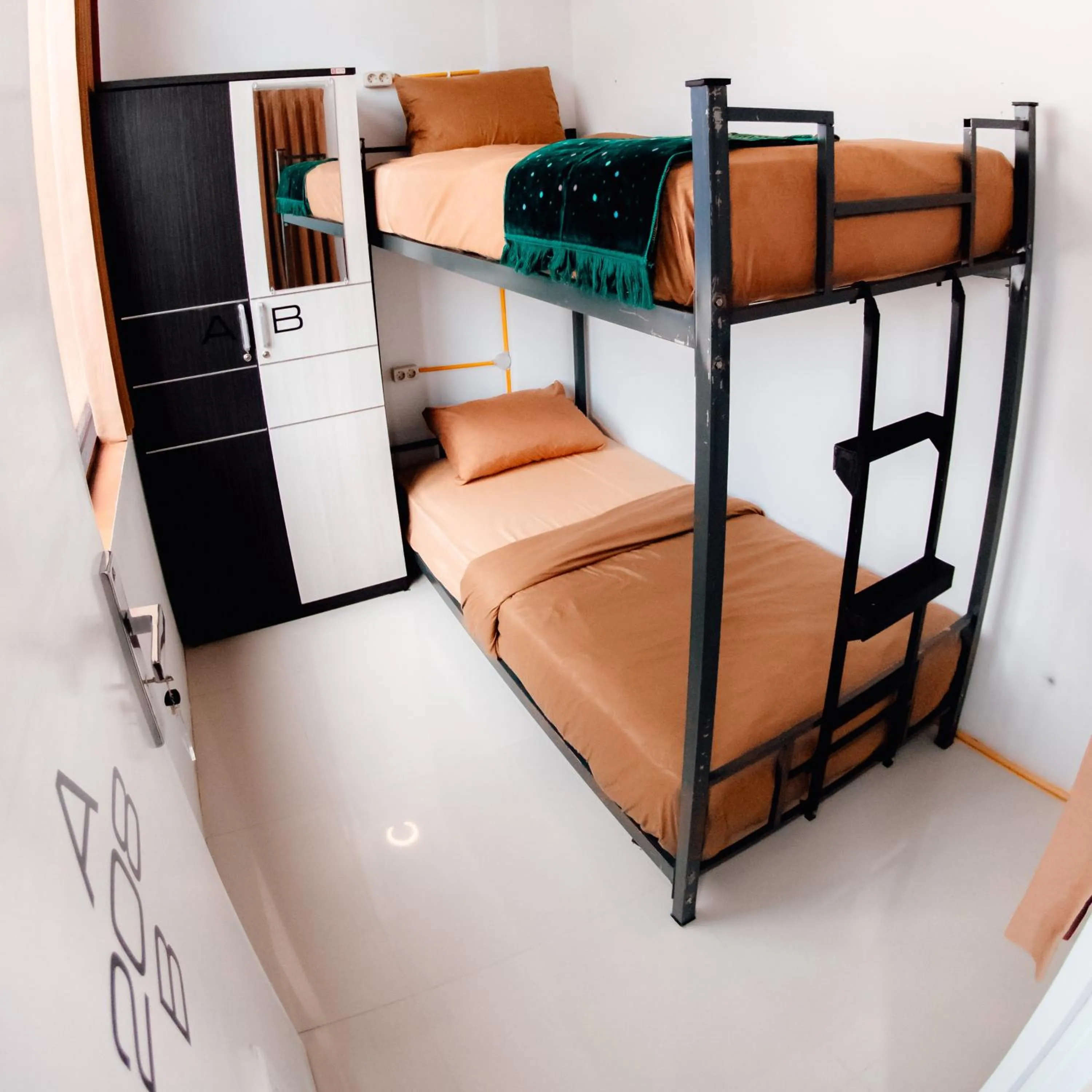 Twin Room with Shared Bathroom in AUR KUNING HOSTEL SYARIAH Bukittinggi