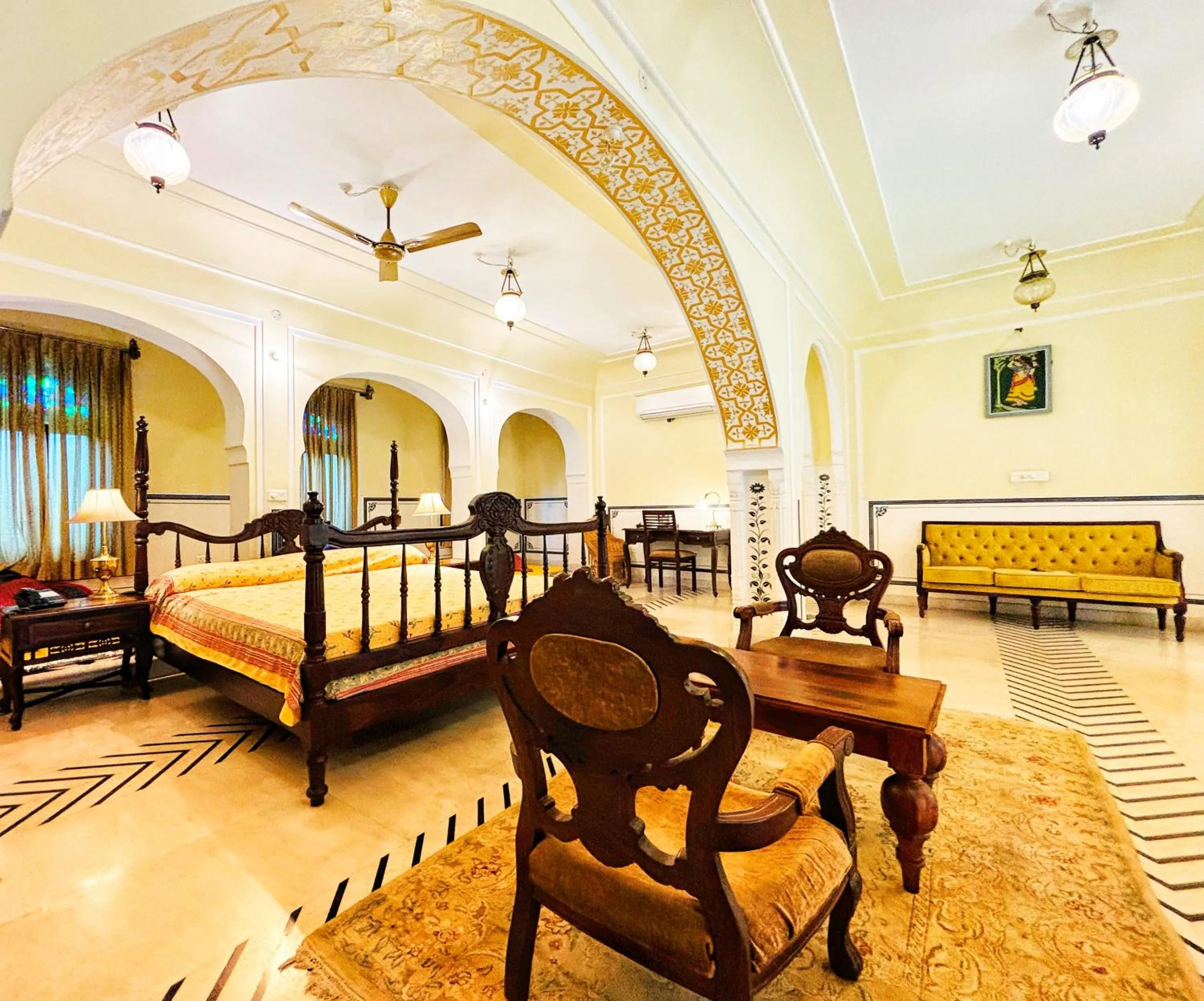 Bed in Saba Haveli