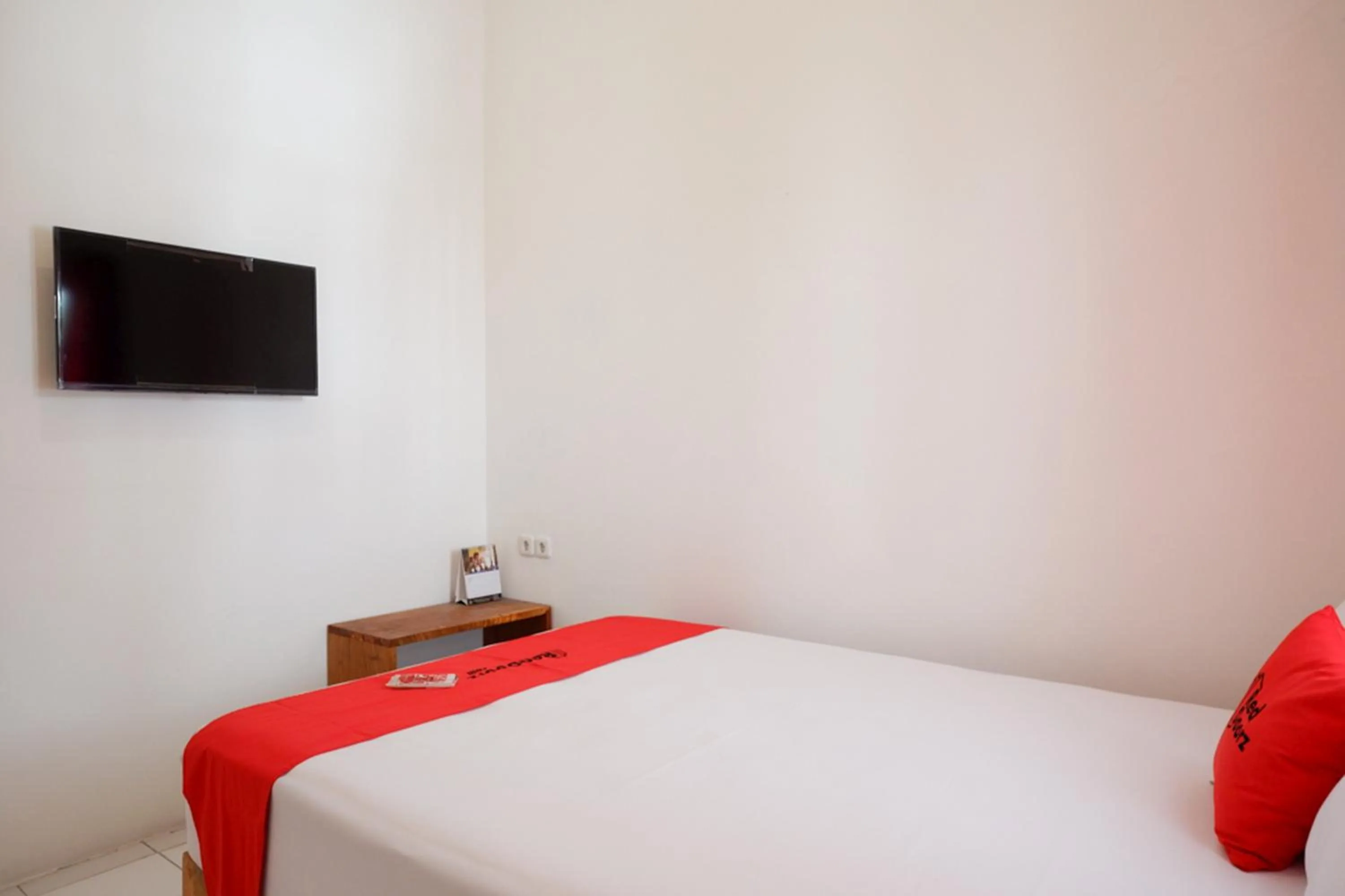 Bedroom, Bed in RedDoorz Plus near UMS Solo