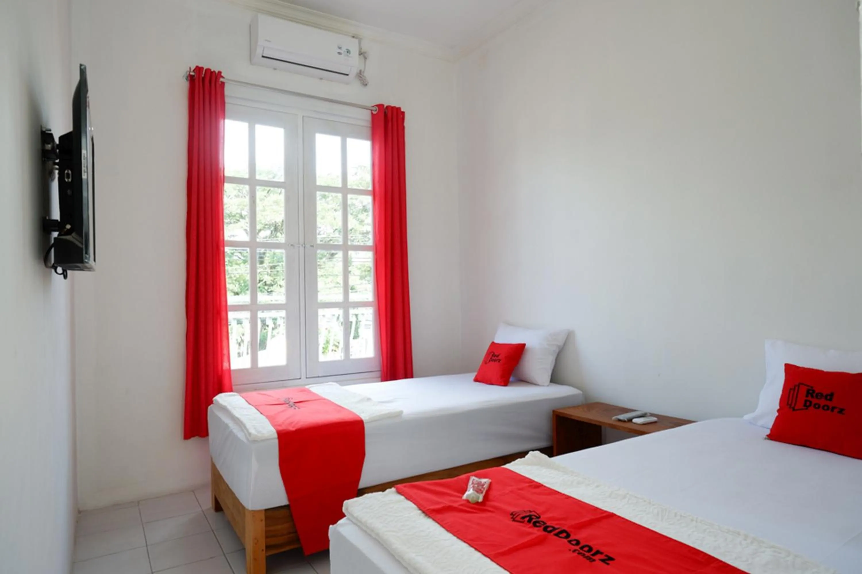 Bedroom, Bed in RedDoorz Plus near UMS Solo