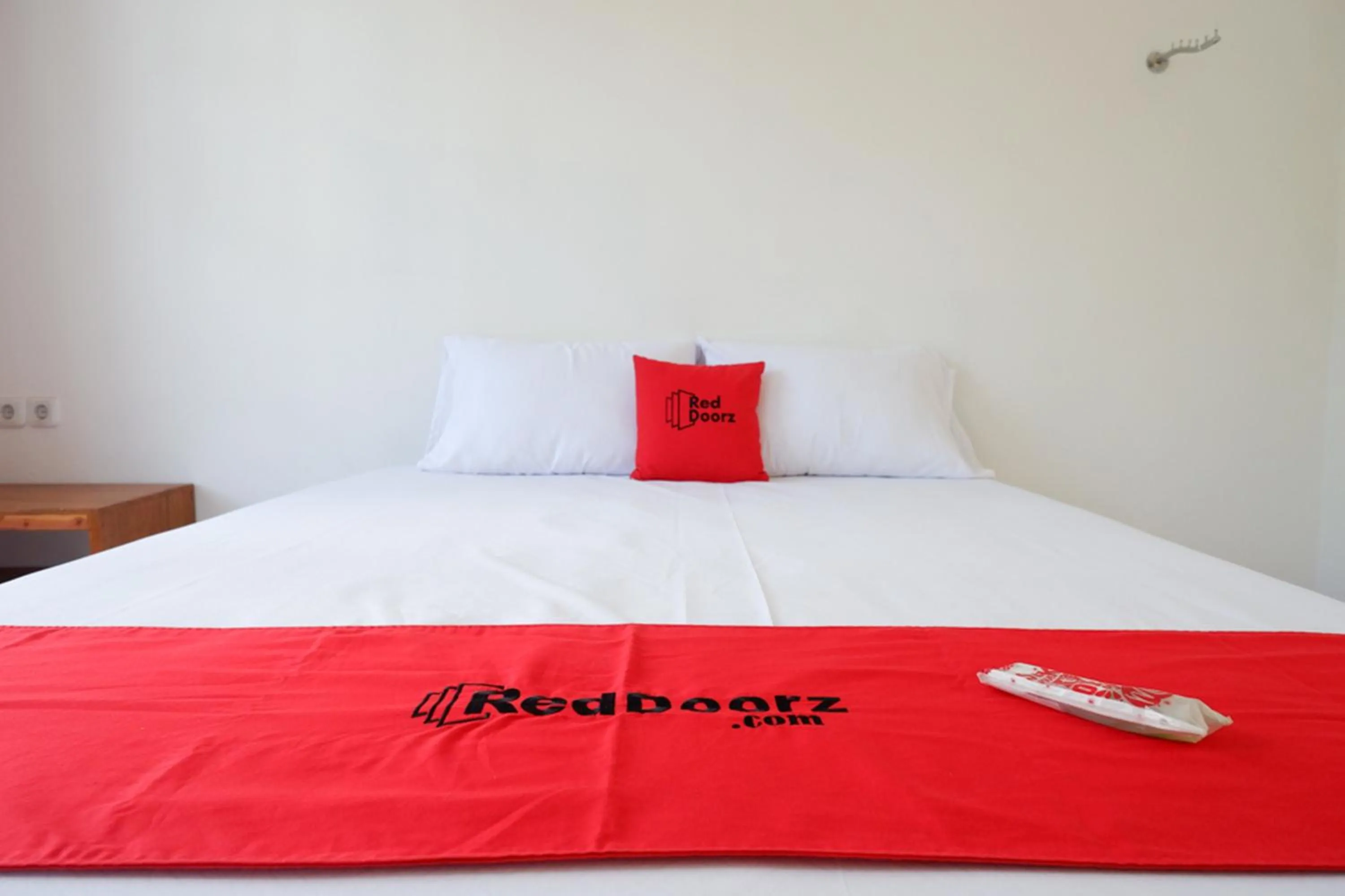 Bedroom, Bed in RedDoorz Plus near UMS Solo