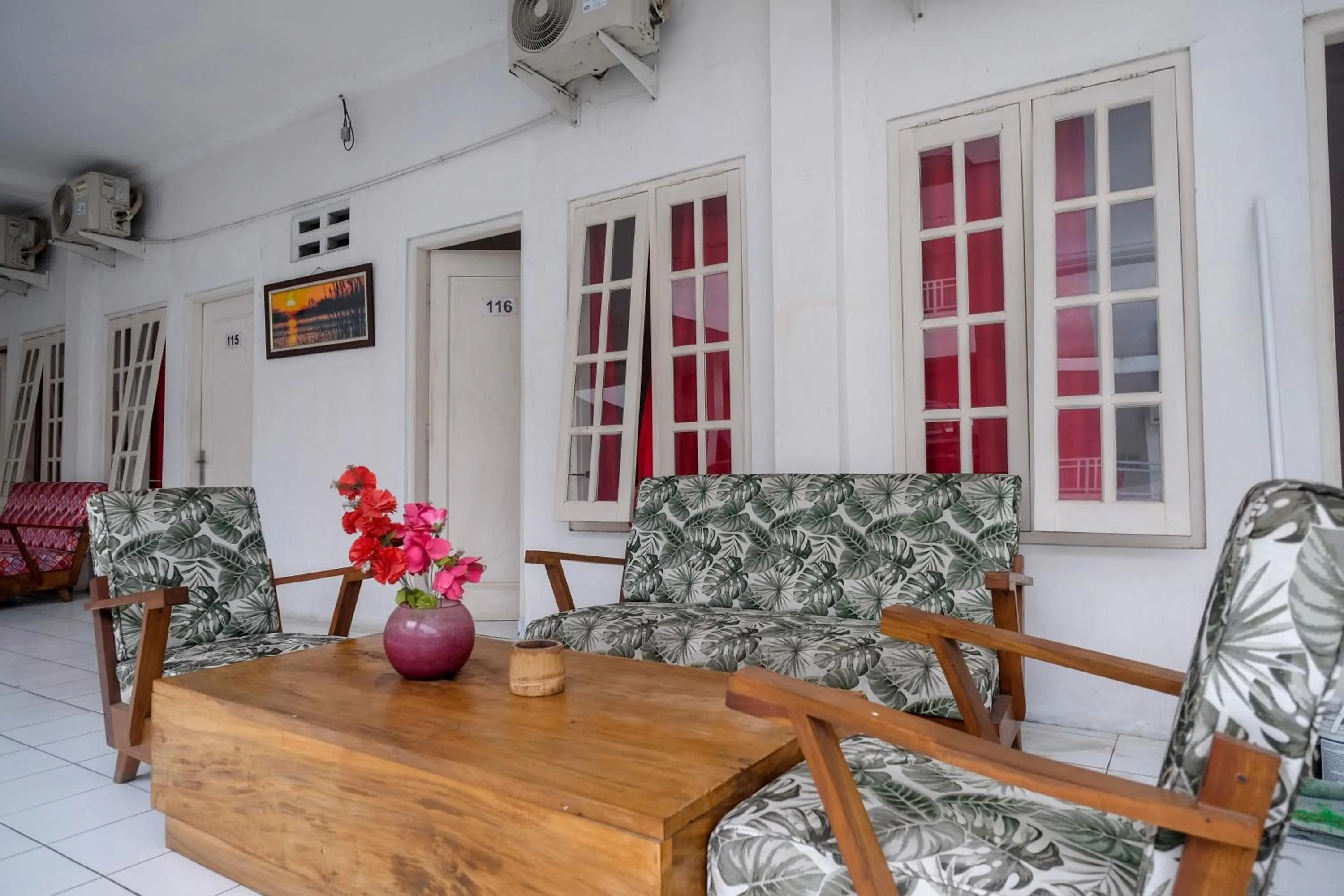 Living room in RedDoorz Plus near UMS Solo