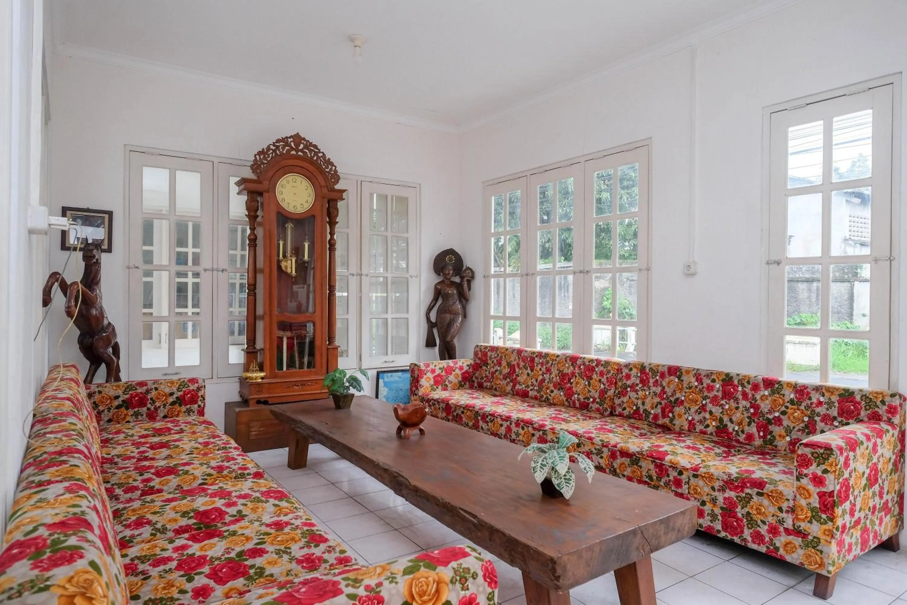 Living room in RedDoorz Plus near UMS Solo