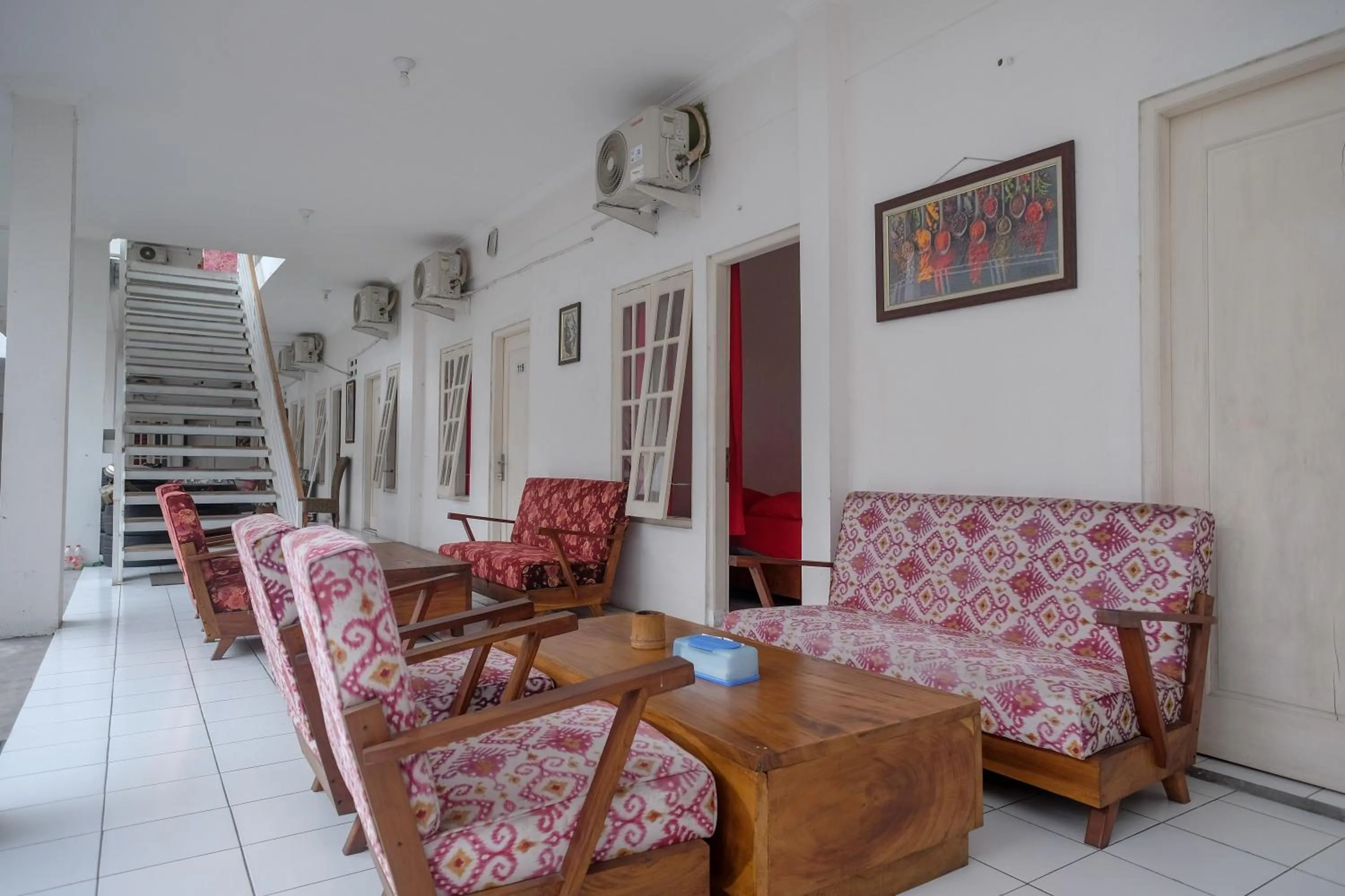 Living room in RedDoorz Plus near UMS Solo