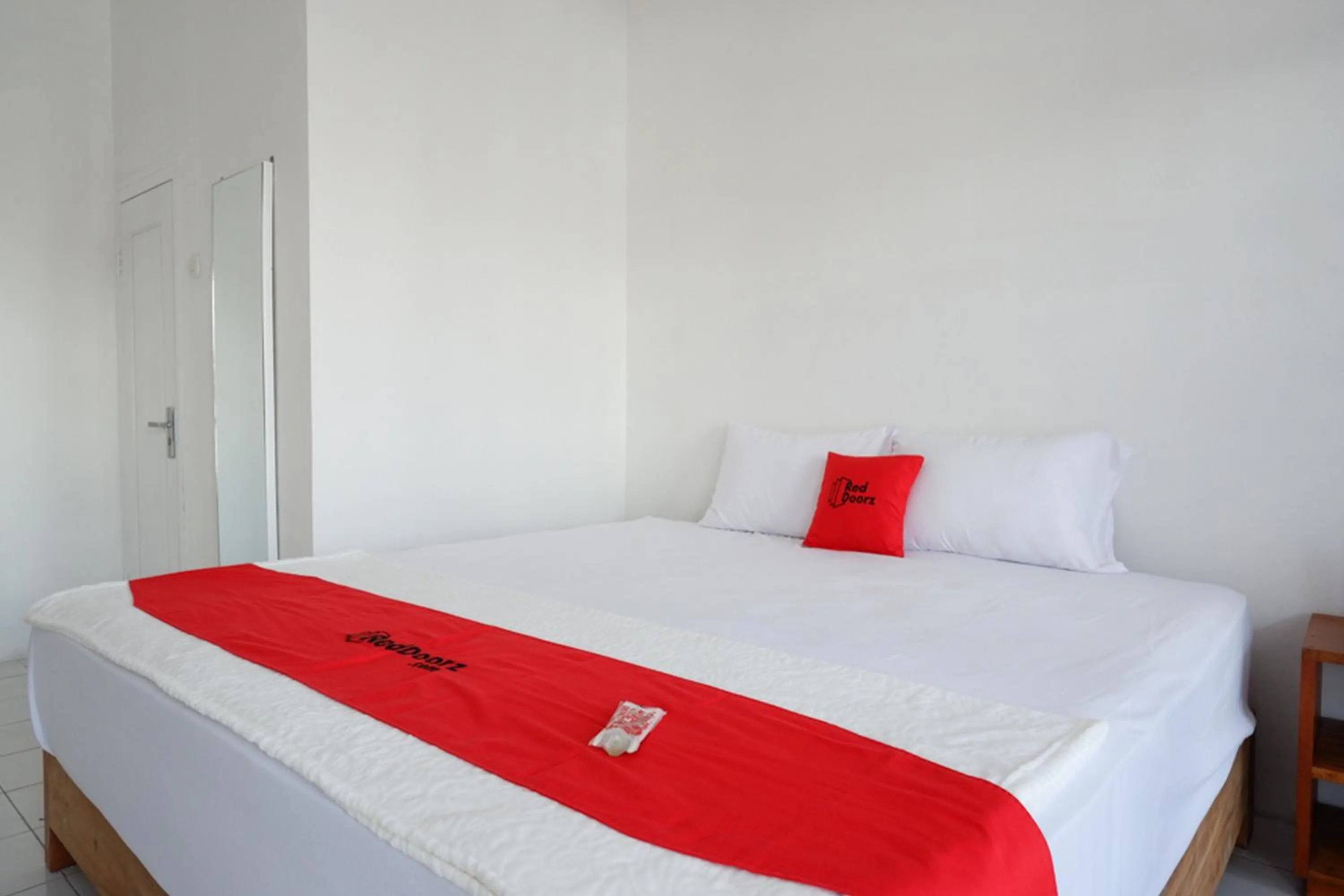 Bedroom, Bed in RedDoorz Plus near UMS Solo