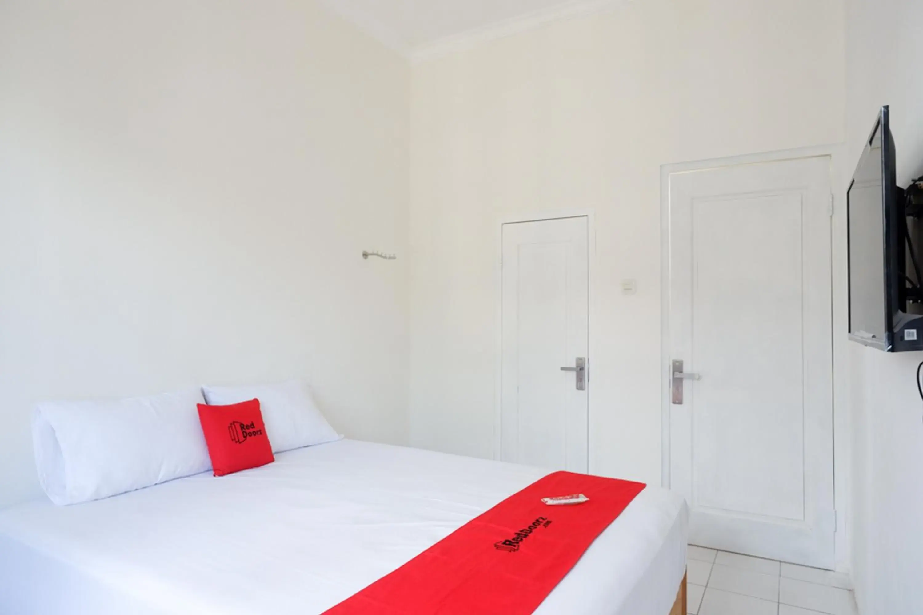 Bedroom, Bed in RedDoorz Plus near UMS Solo Bedroom, Bed in RedDoorz Plus near UMS Solo