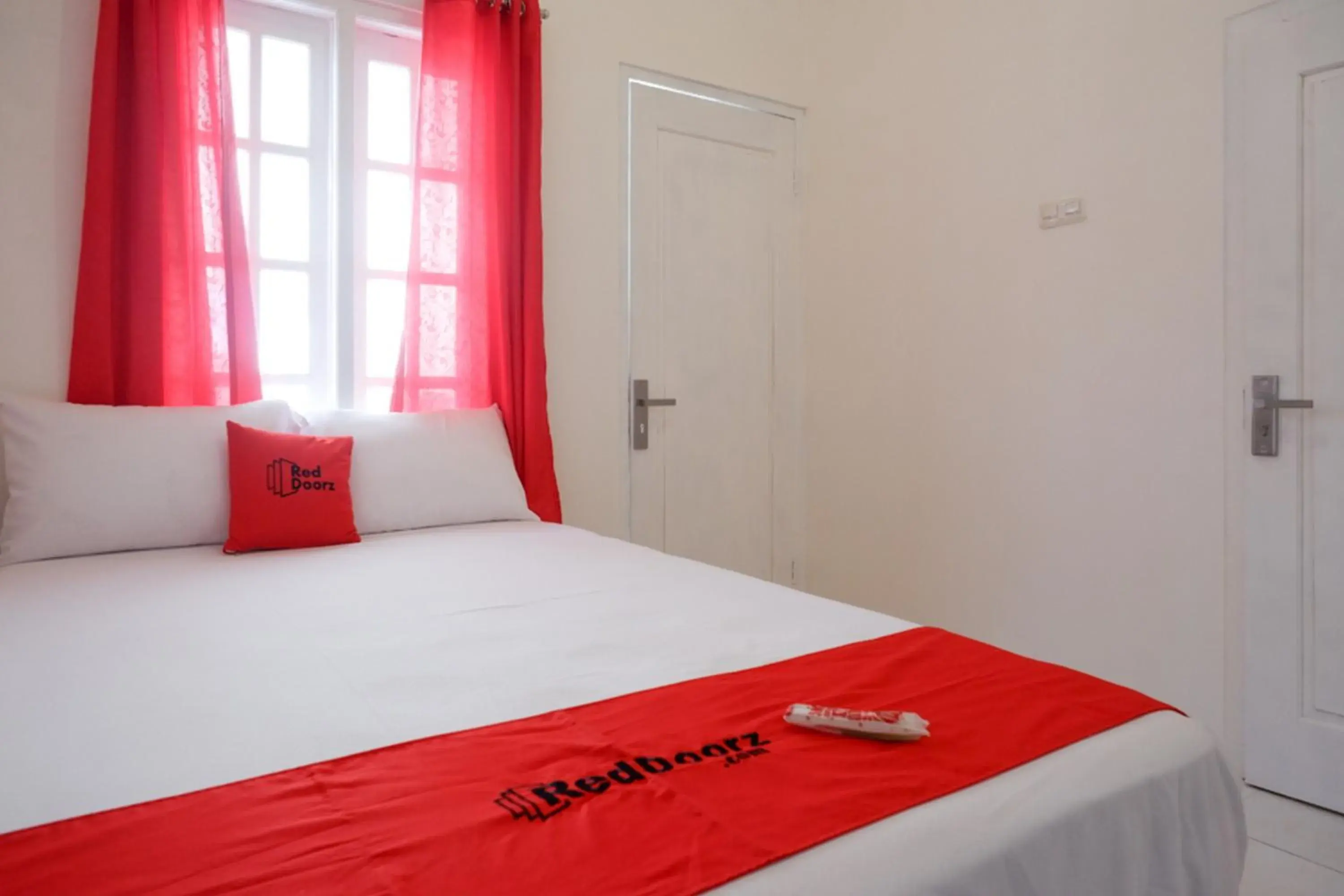 Bedroom, Bed in RedDoorz Plus near UMS Solo Bedroom, Bed in RedDoorz Plus near UMS Solo