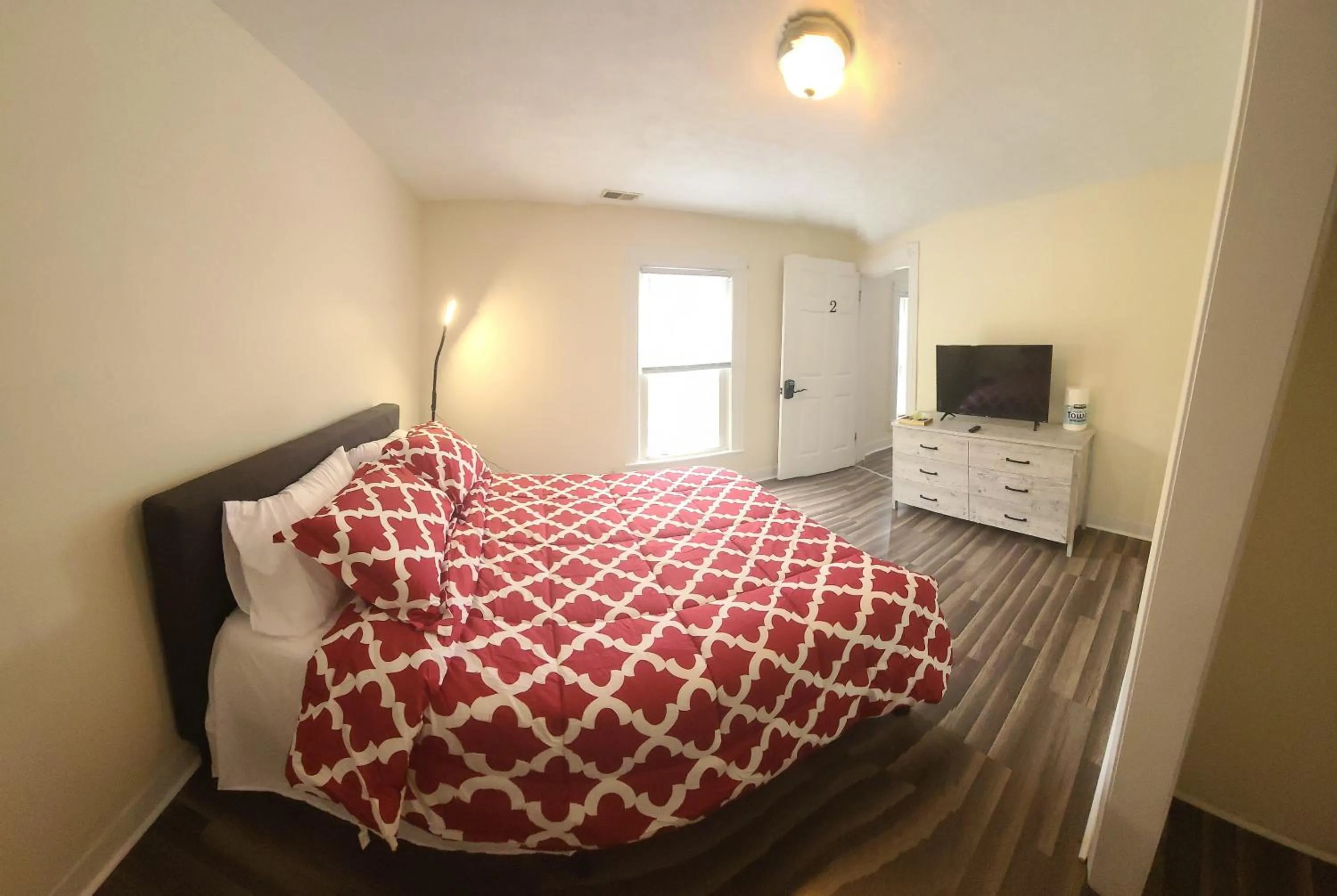 Bed in The Dragon's Den 5 bedroom house 1 mile to Main St