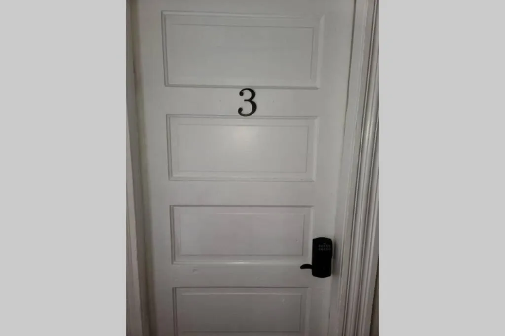 The Dragon's Den 5 bedroom house 1 mile to Main St