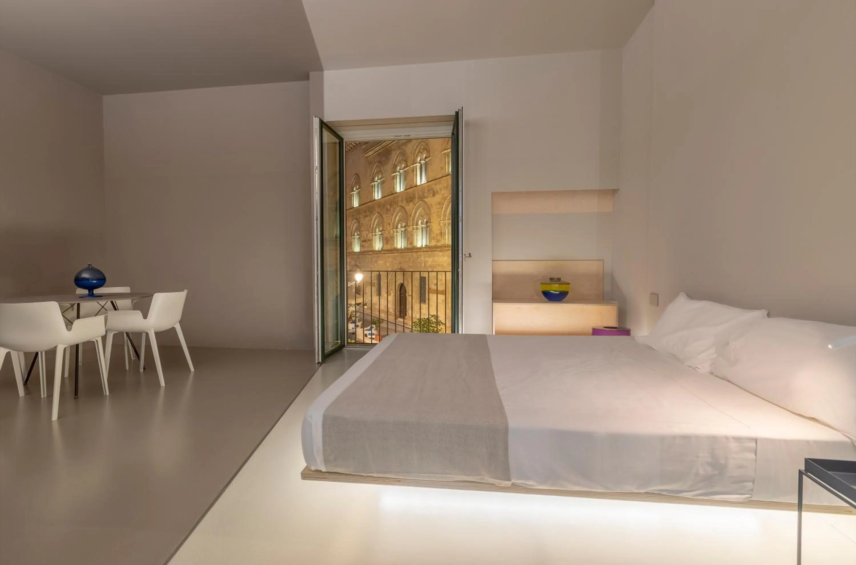 Dining area, Bed in Fiveplace Design Suites & Apartments