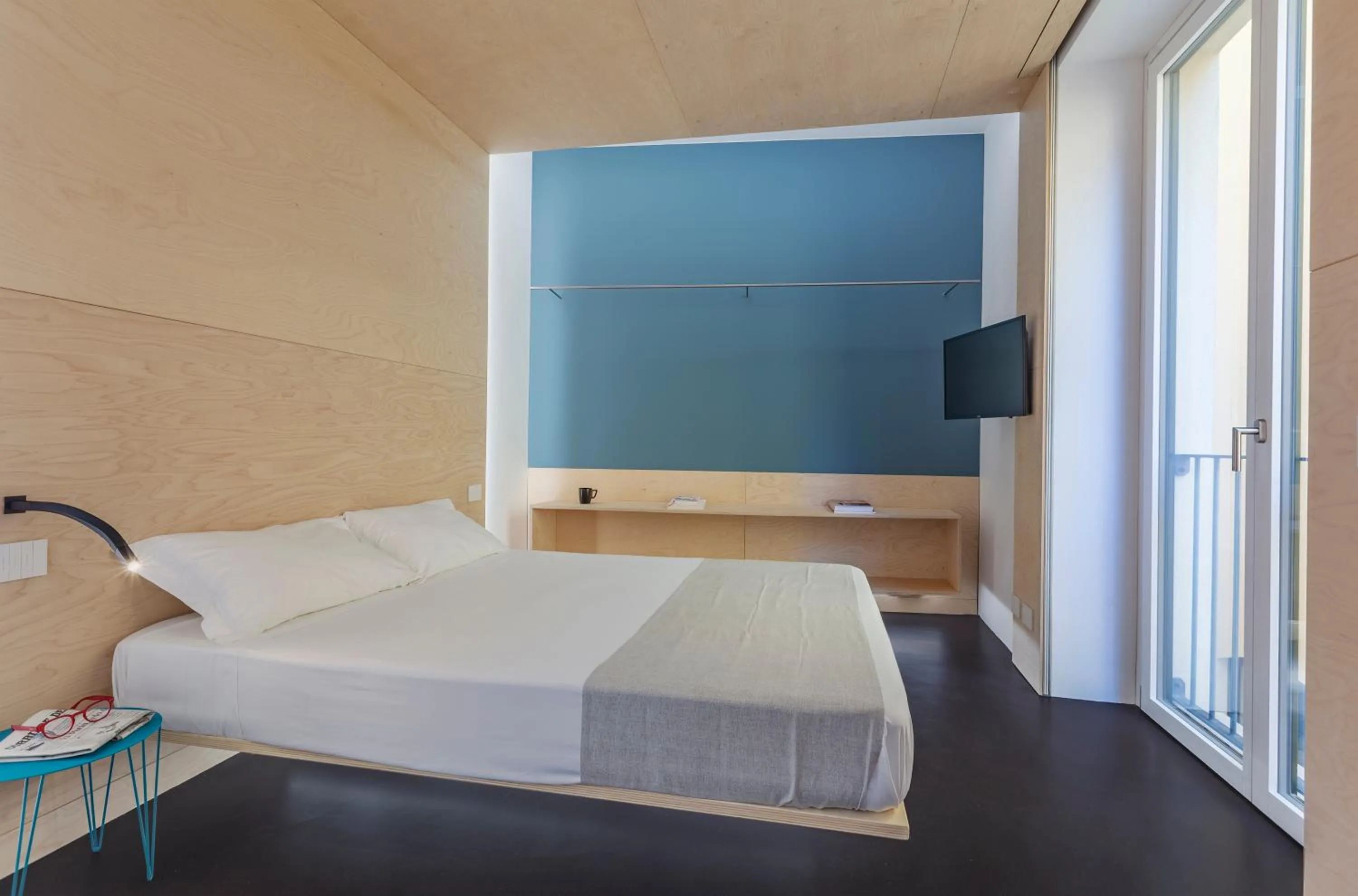 Communal lounge/ TV room, Bed in Fiveplace Design Suites & Apartments