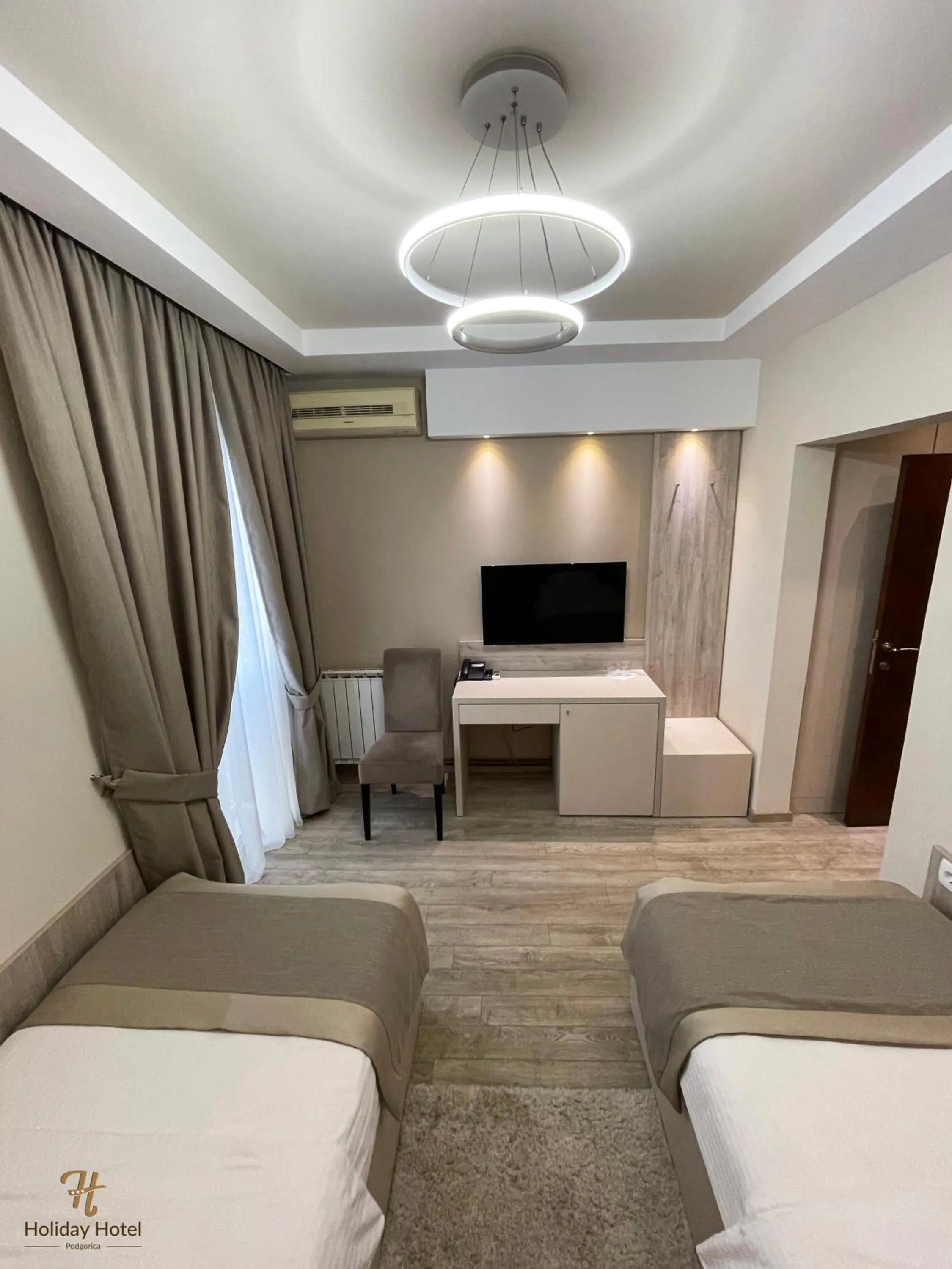 Photo of the whole room, Bed in Hotel Holiday