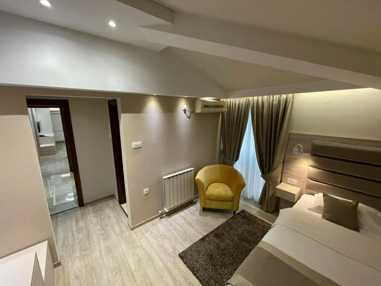Single Room in Hotel Holiday Single Room in Hotel Holiday