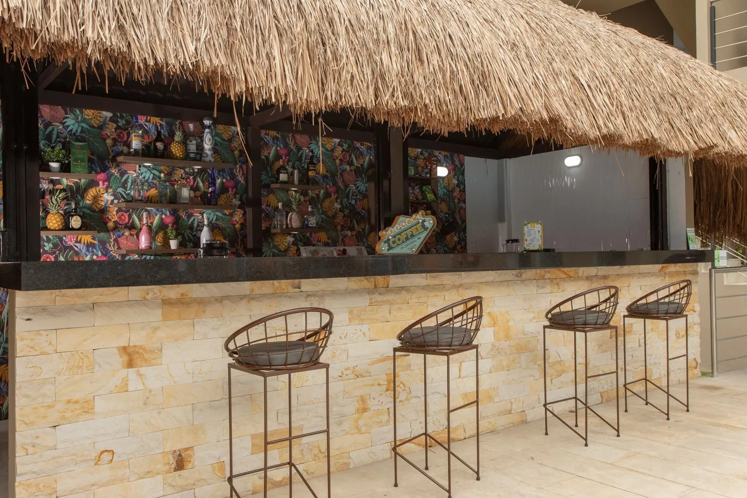 Lounge or bar in Hotel Natural Hill's by H&R