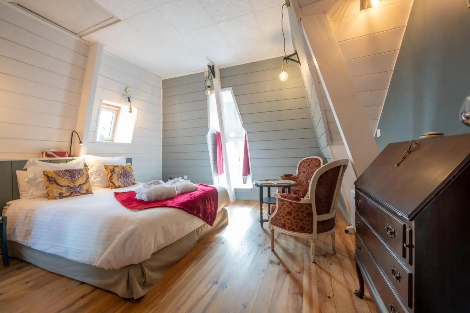 Seating area, Bed in Villa Hortebise