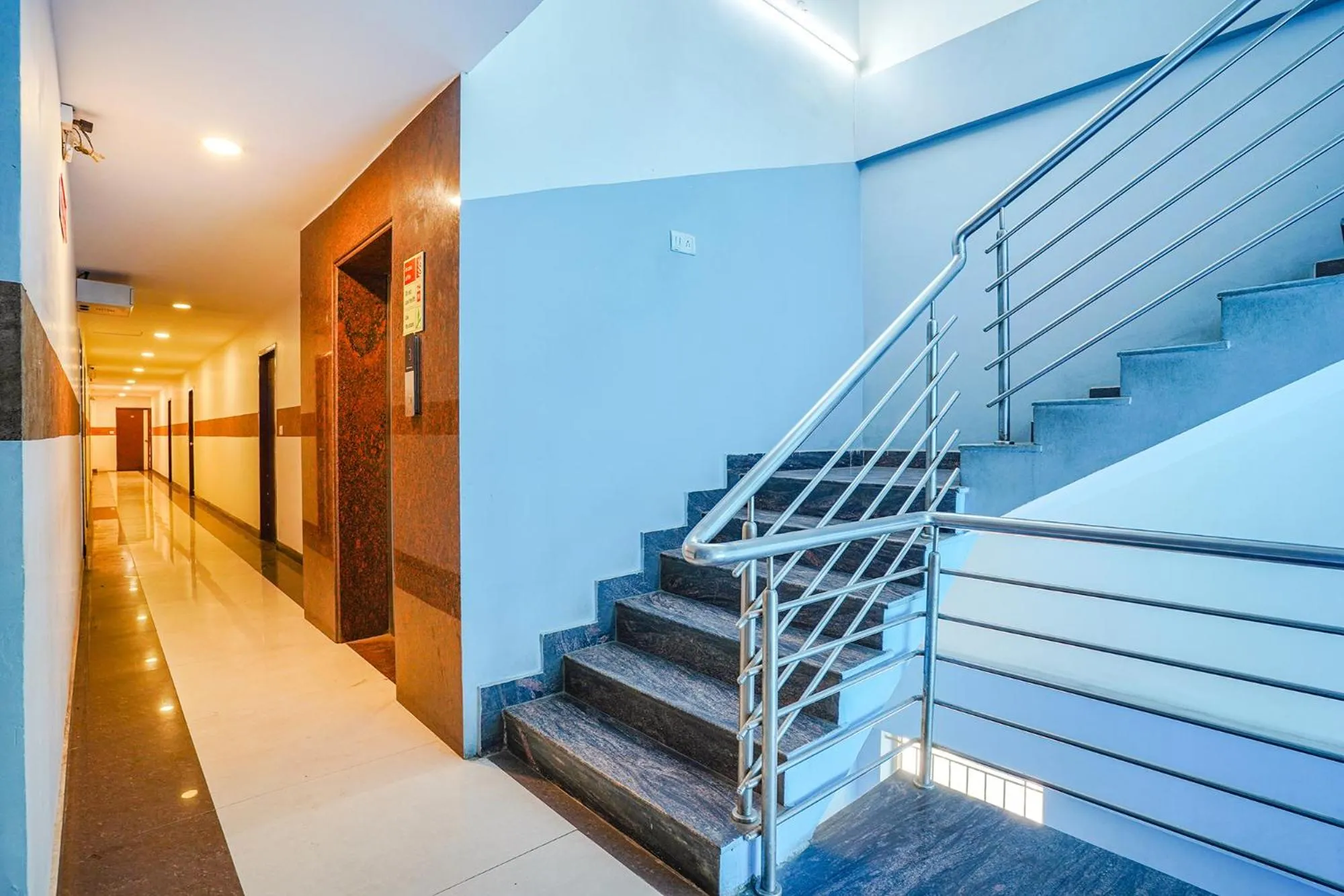 Lobby or reception in FabHotel Shreyas Inn - Kaikondrahalli Lake