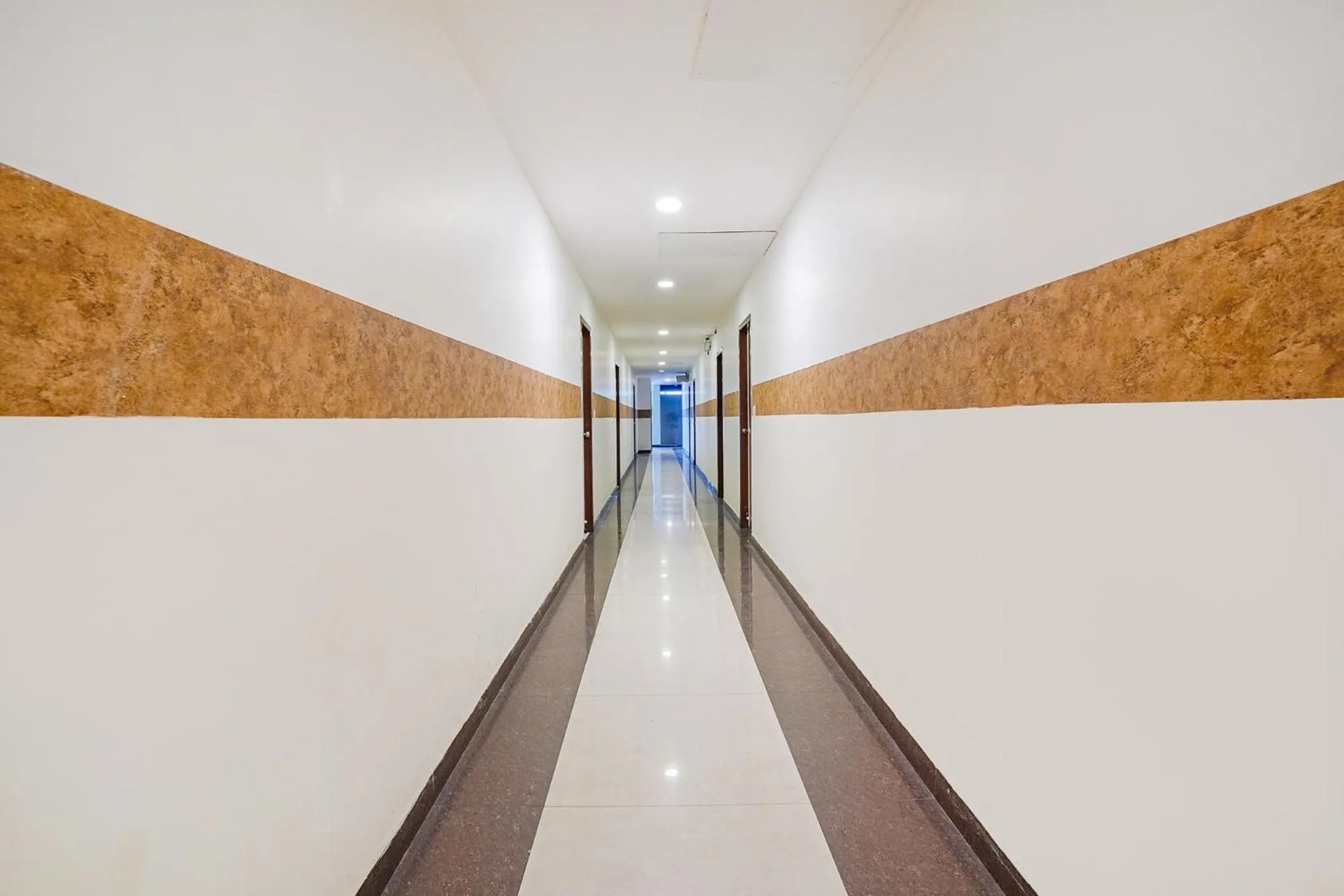 Lobby or reception in FabHotel Shreyas Inn - Kaikondrahalli Lake