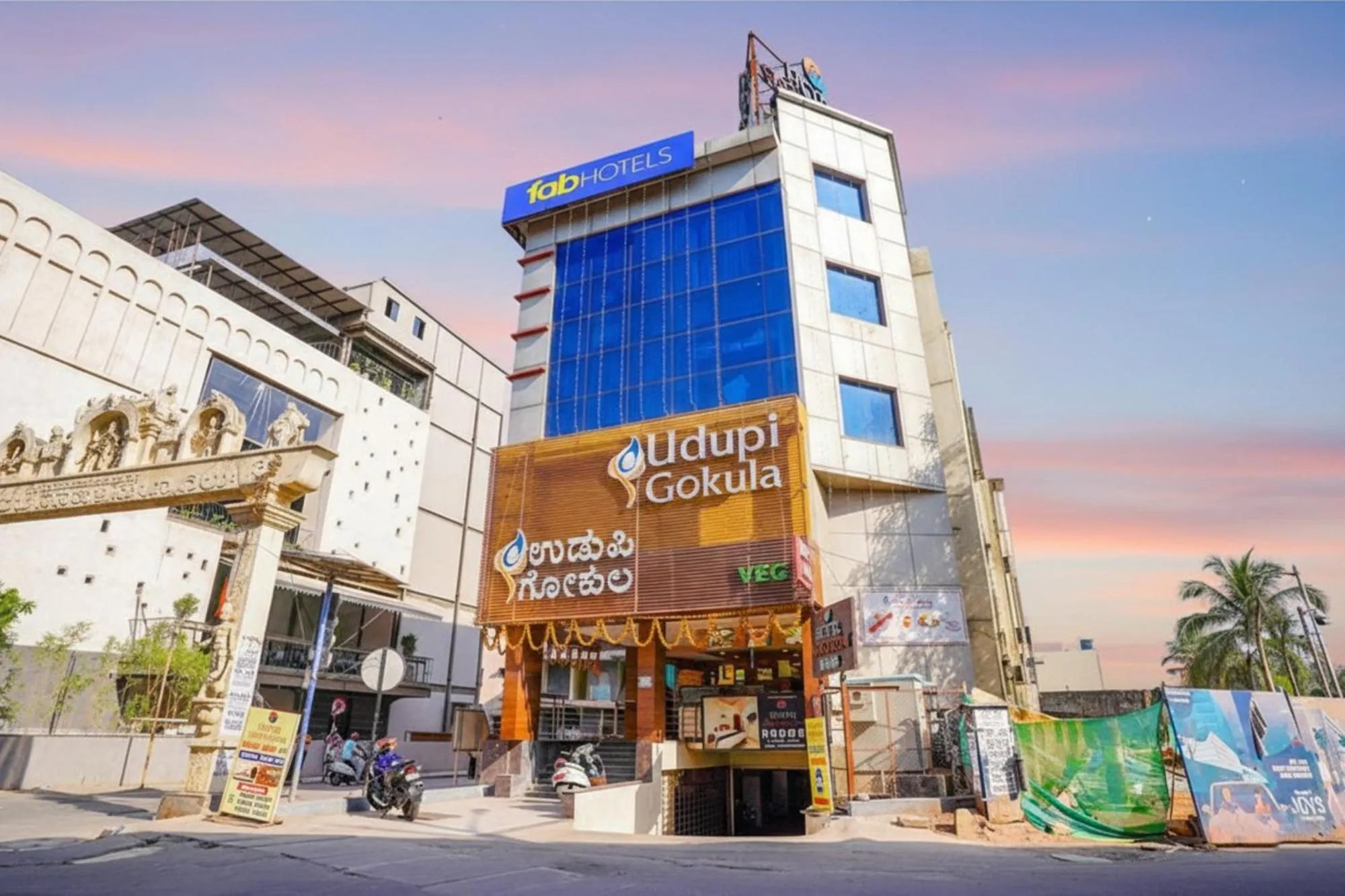 Facade/entrance in Via Shreyas Inn