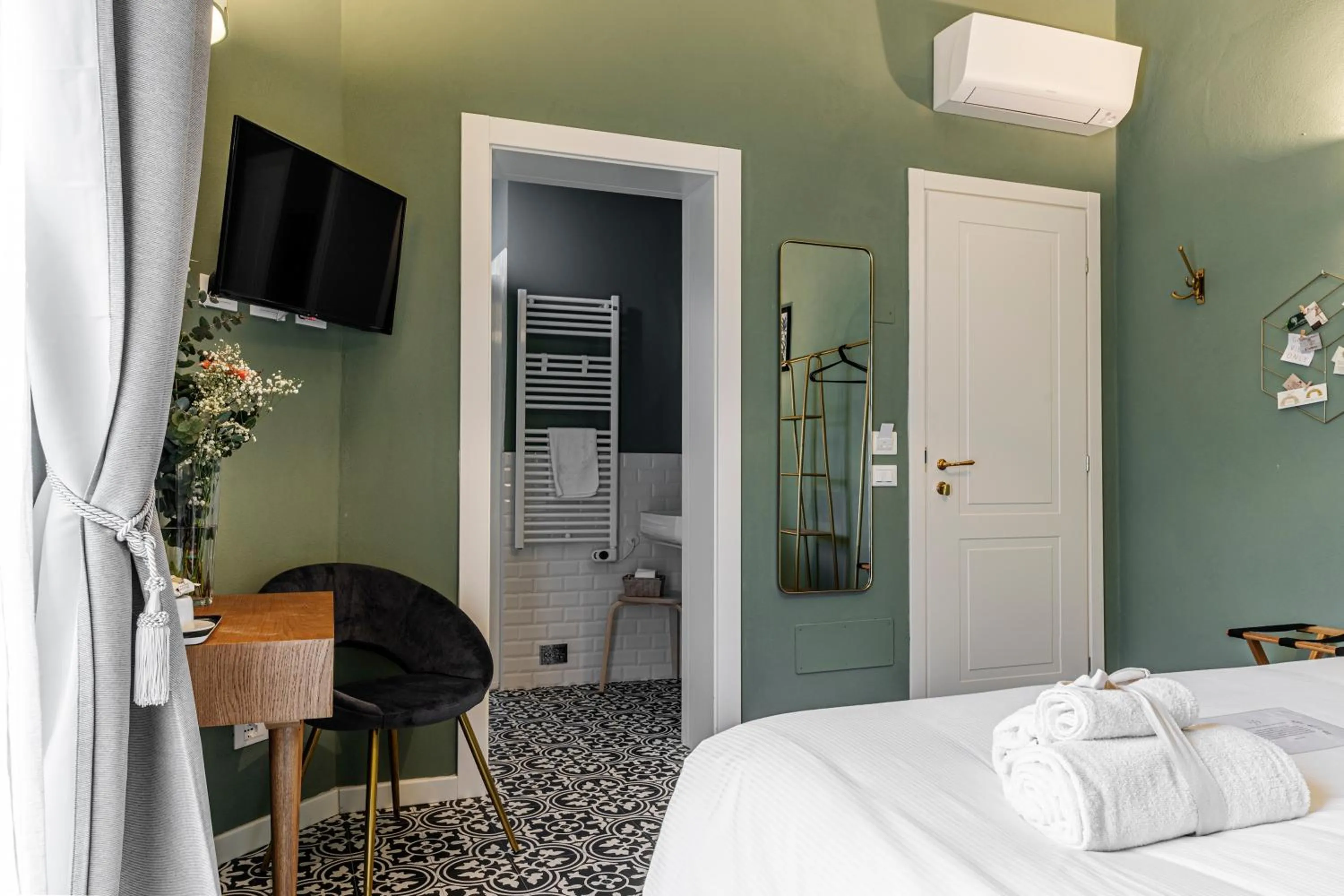 Communal lounge/ TV room, Bed in La Lu cozy rooms 2