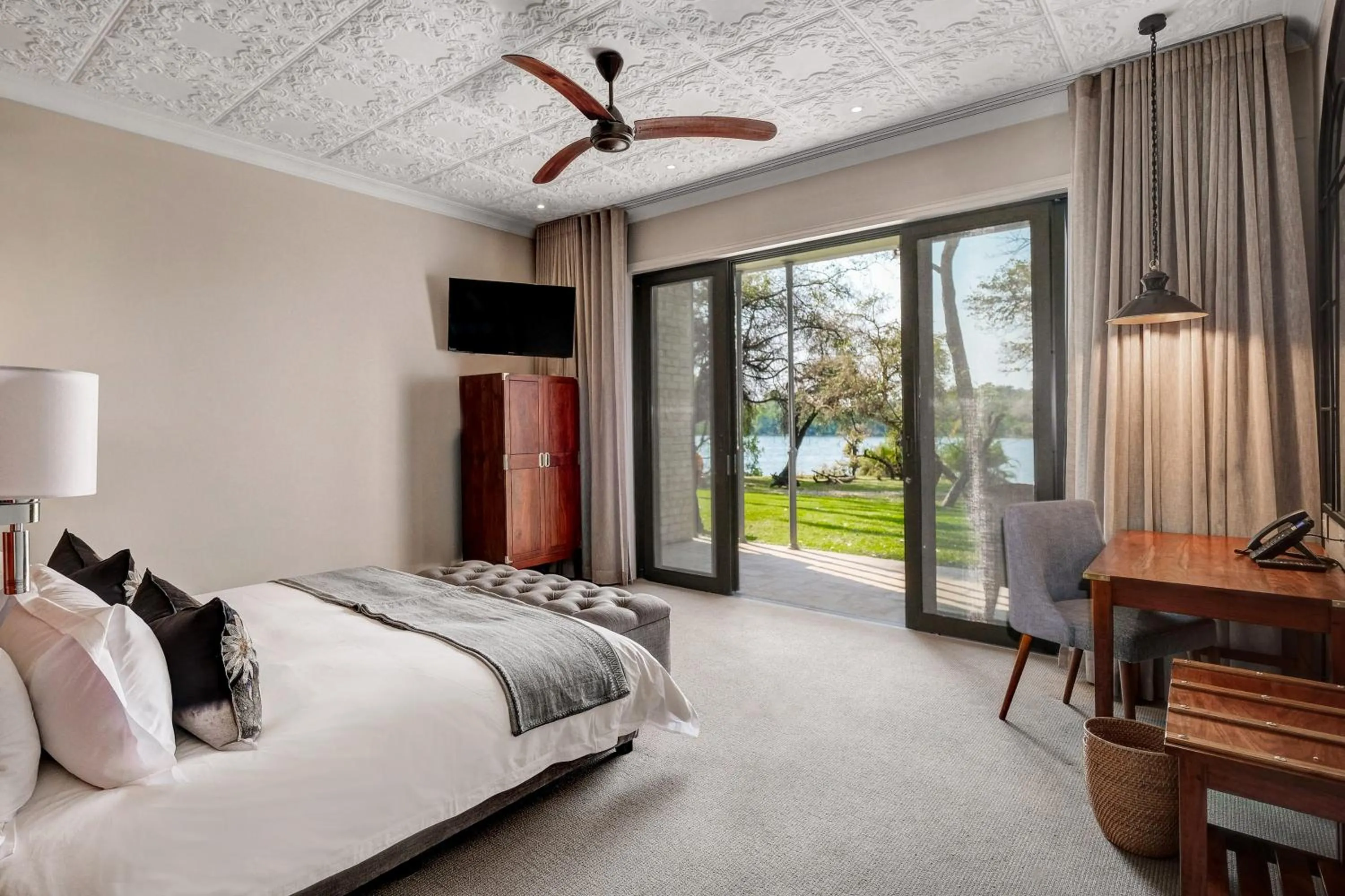 Bedroom, Bed in Palm River Hotel