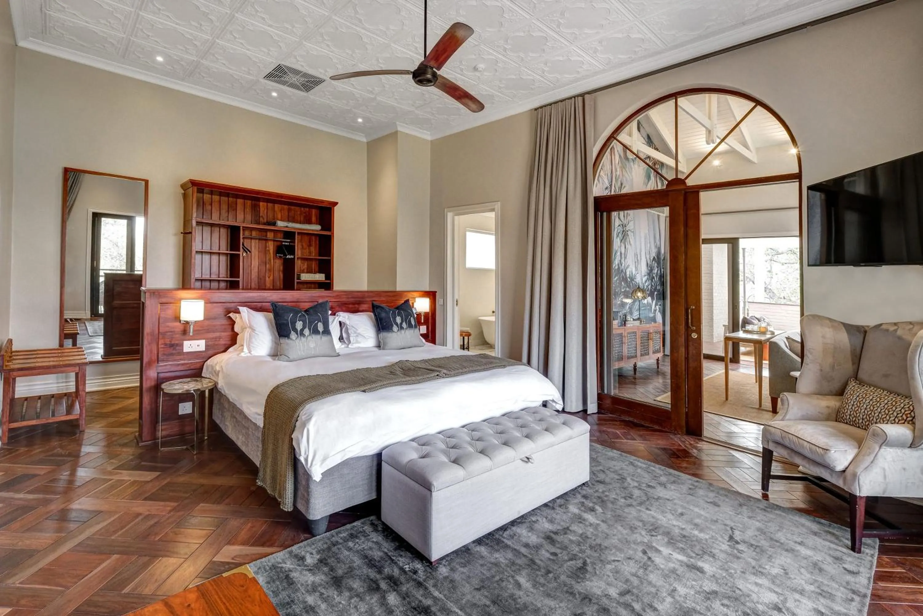 Photo of the whole room, Bed in Palm River Hotel