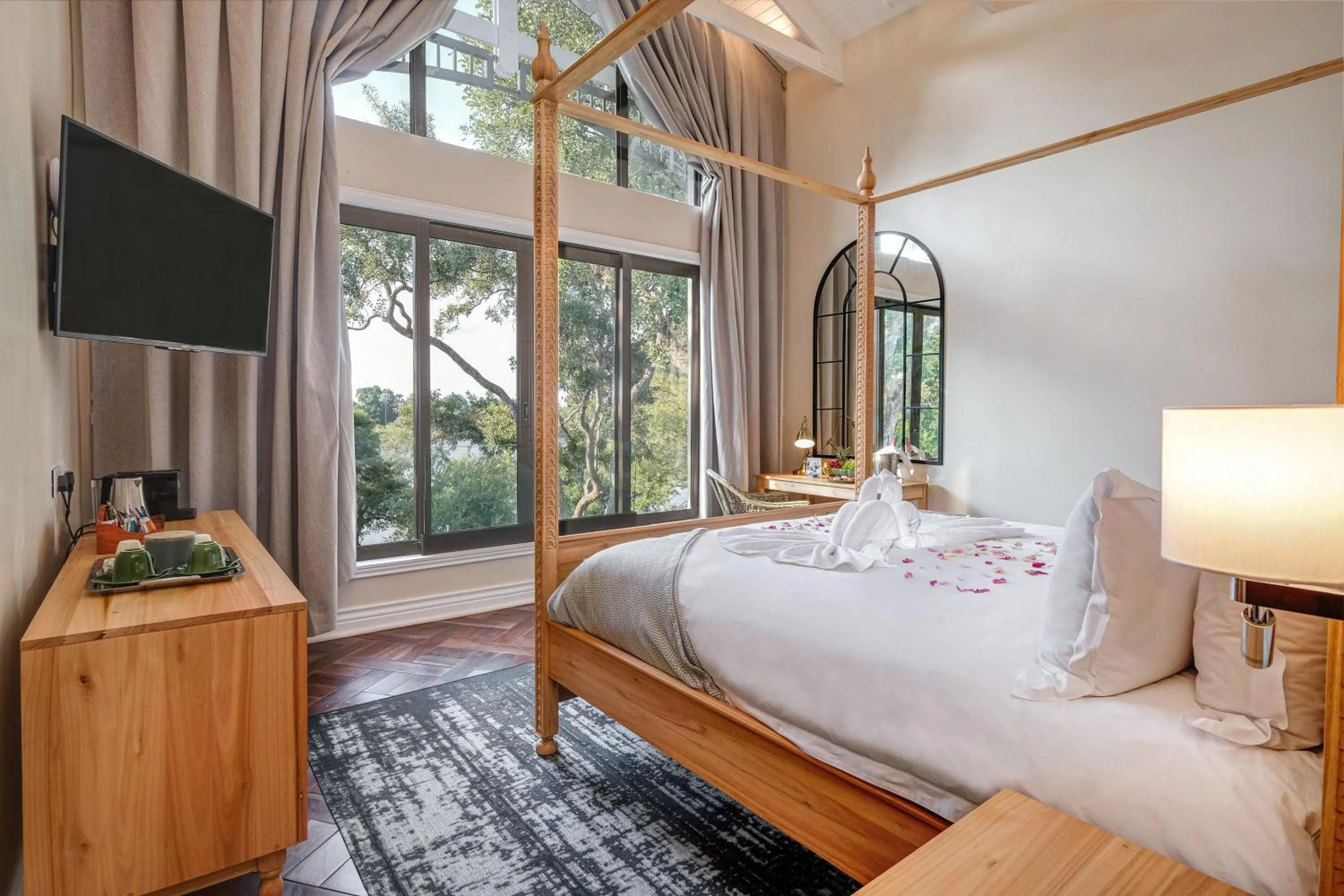 Bedroom, Bed in Palm River Hotel