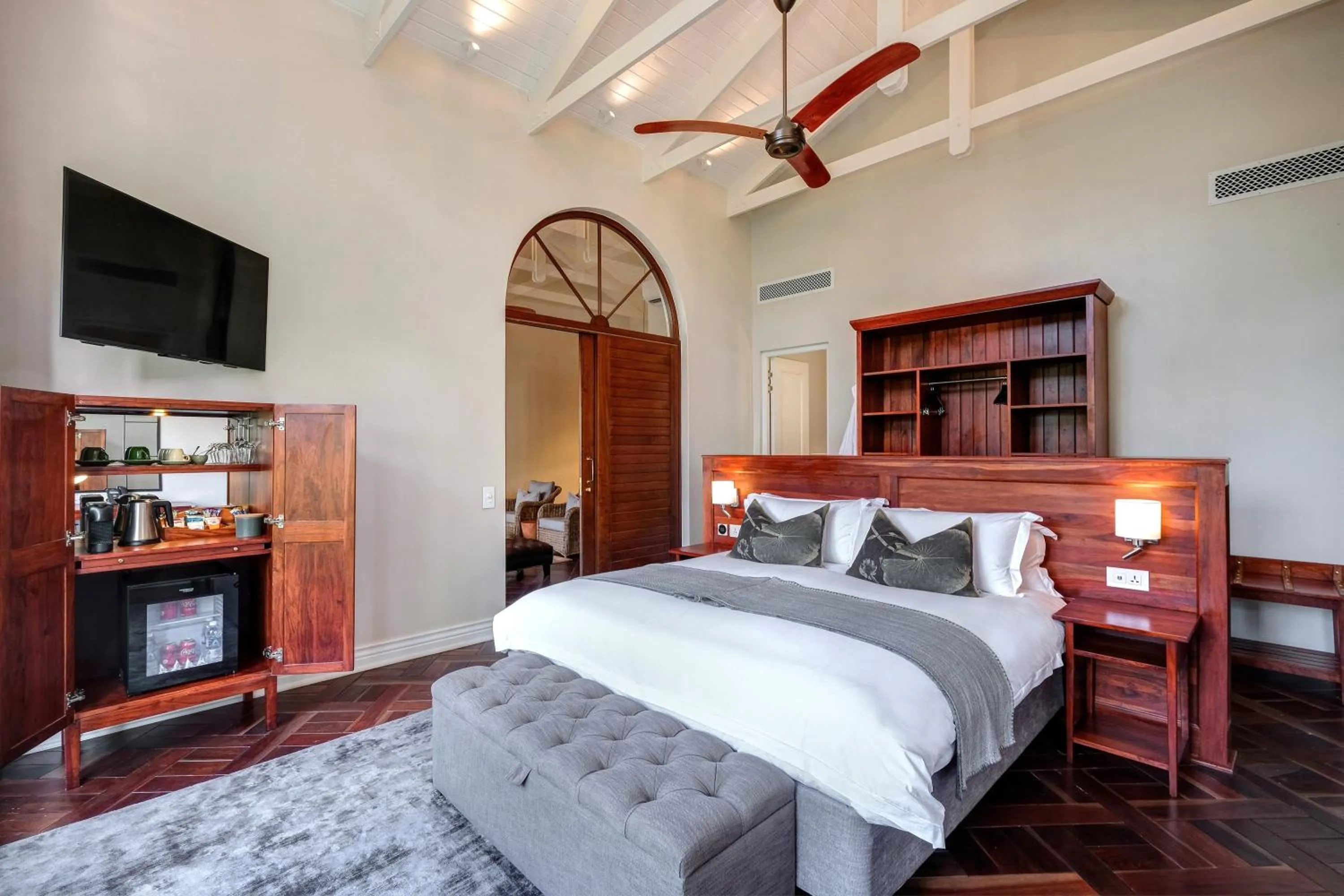 Photo of the whole room, Bed in Palm River Hotel