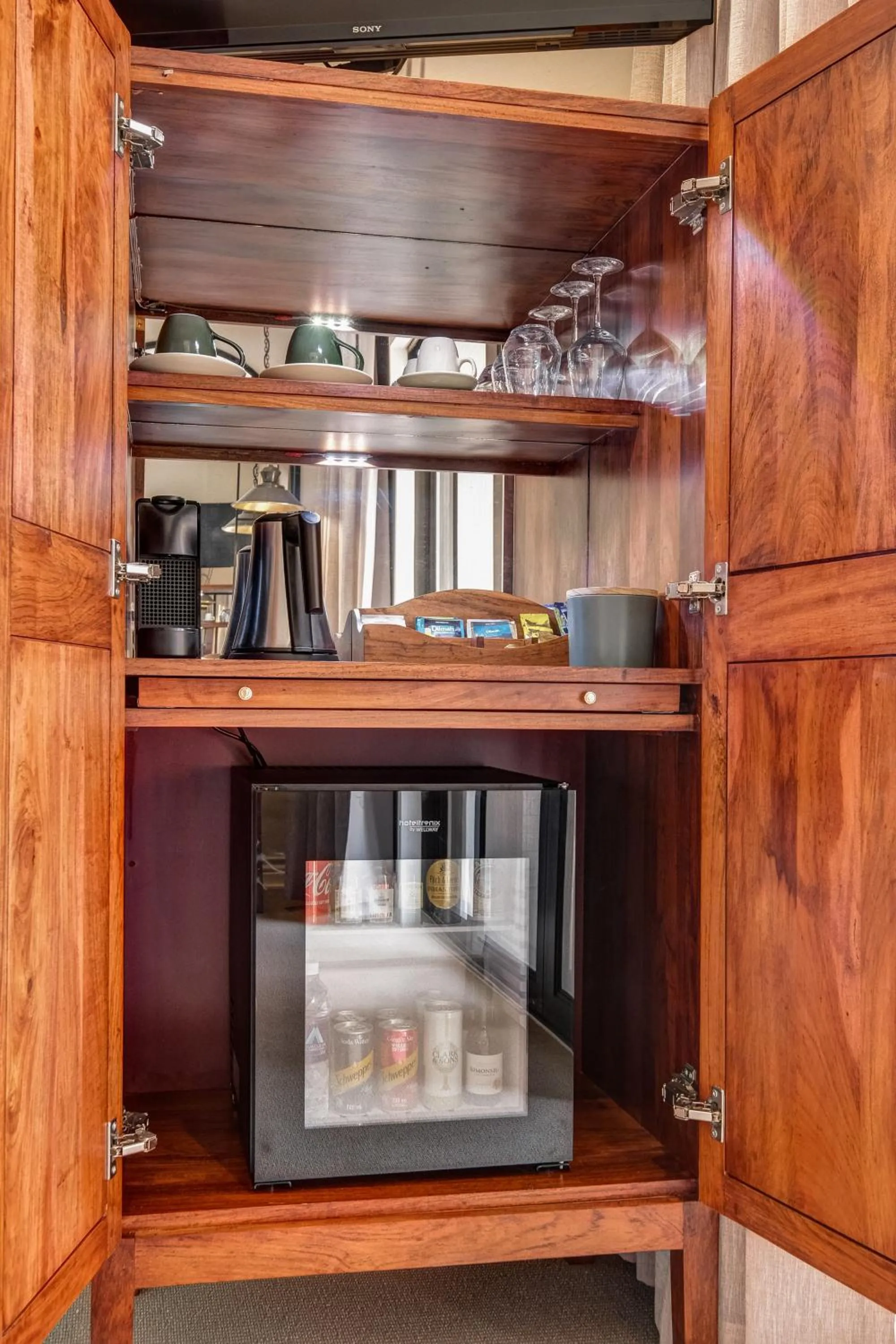 oven in Palm River Hotel