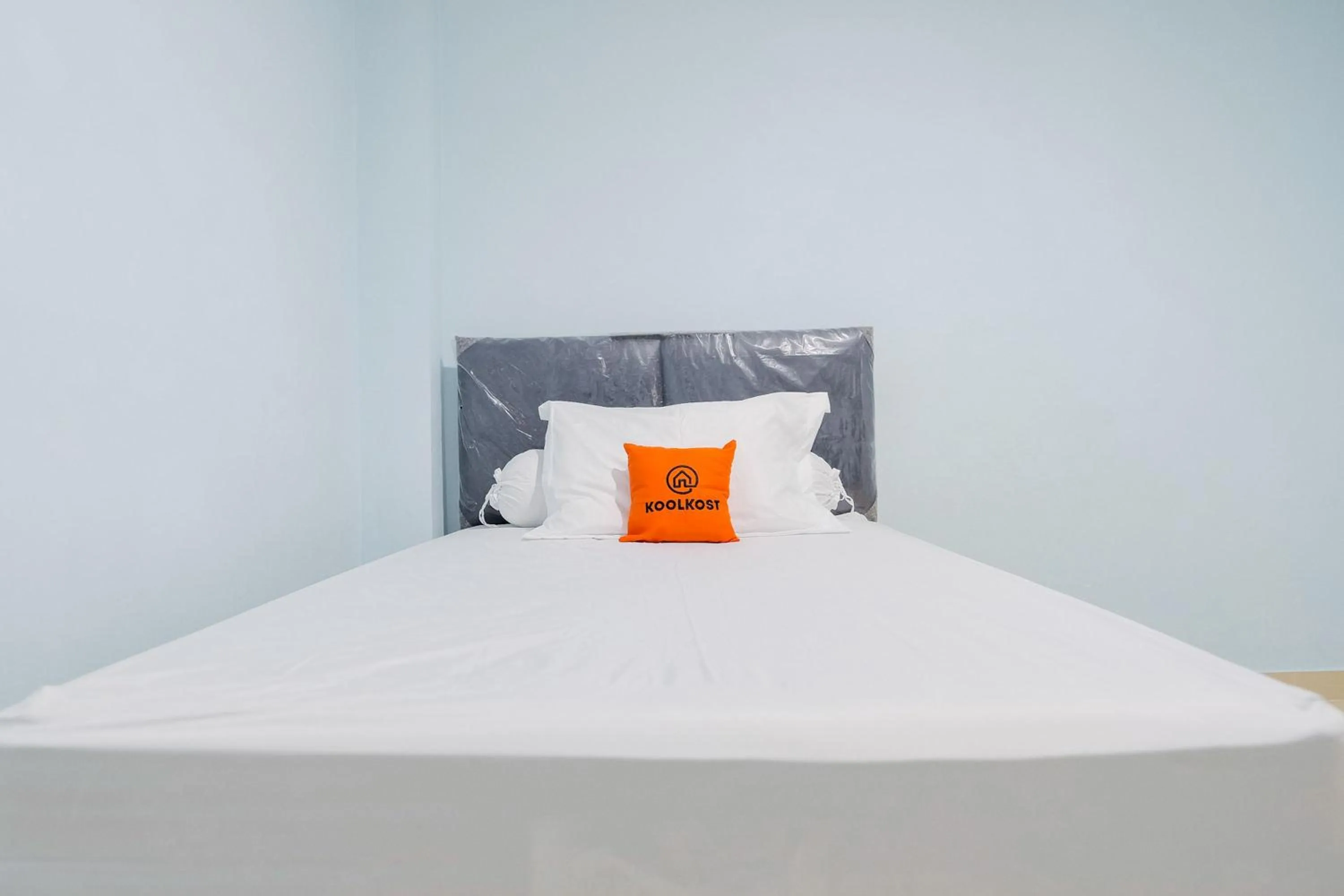 Bedroom, Bed in KoolKost Syariah near Green Pramuka Square Mall - Minimal Stay 6 Nights