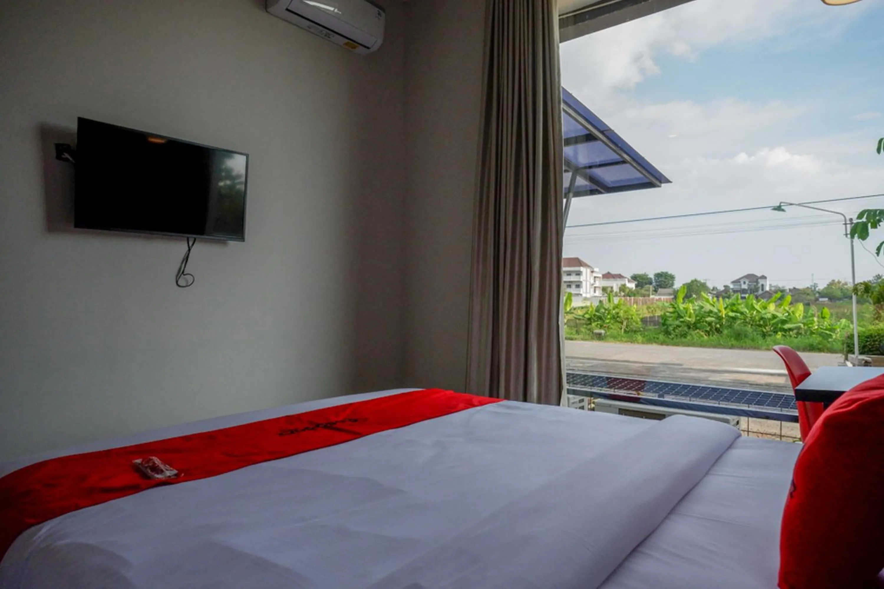 Bedroom, Bed in RedDoorz Plus near Solo Baru