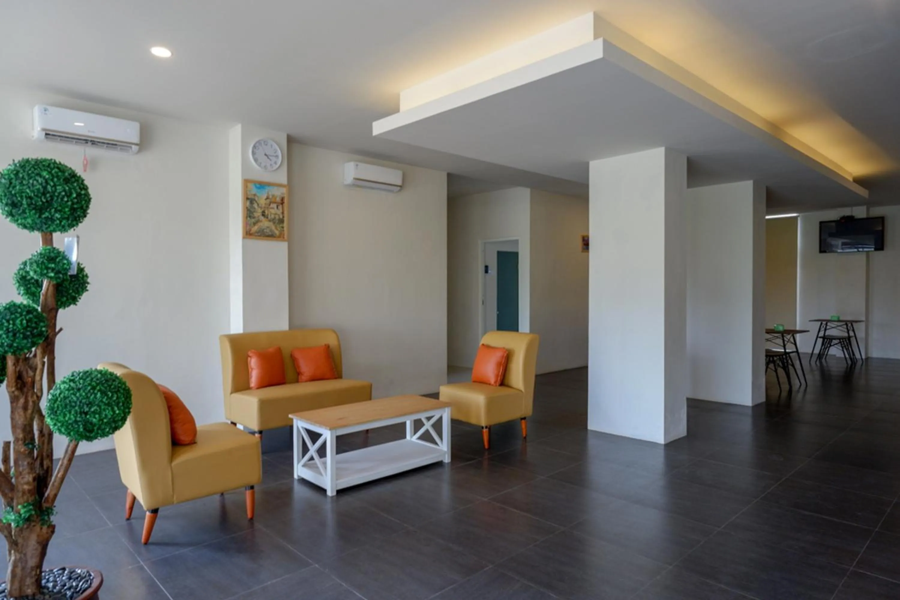 Seating area in RedDoorz Plus near Solo Baru