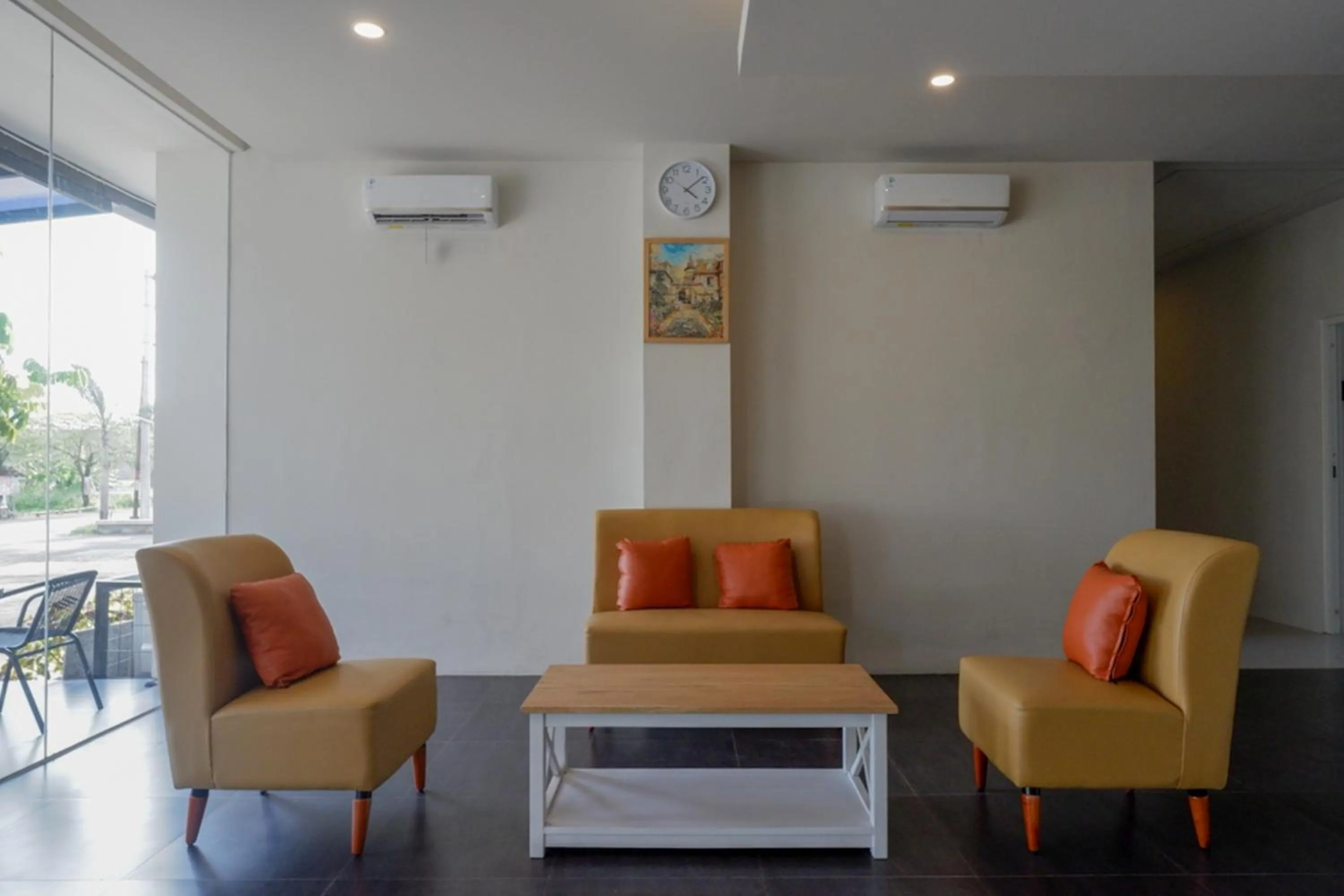 Seating area in RedDoorz Plus near Solo Baru